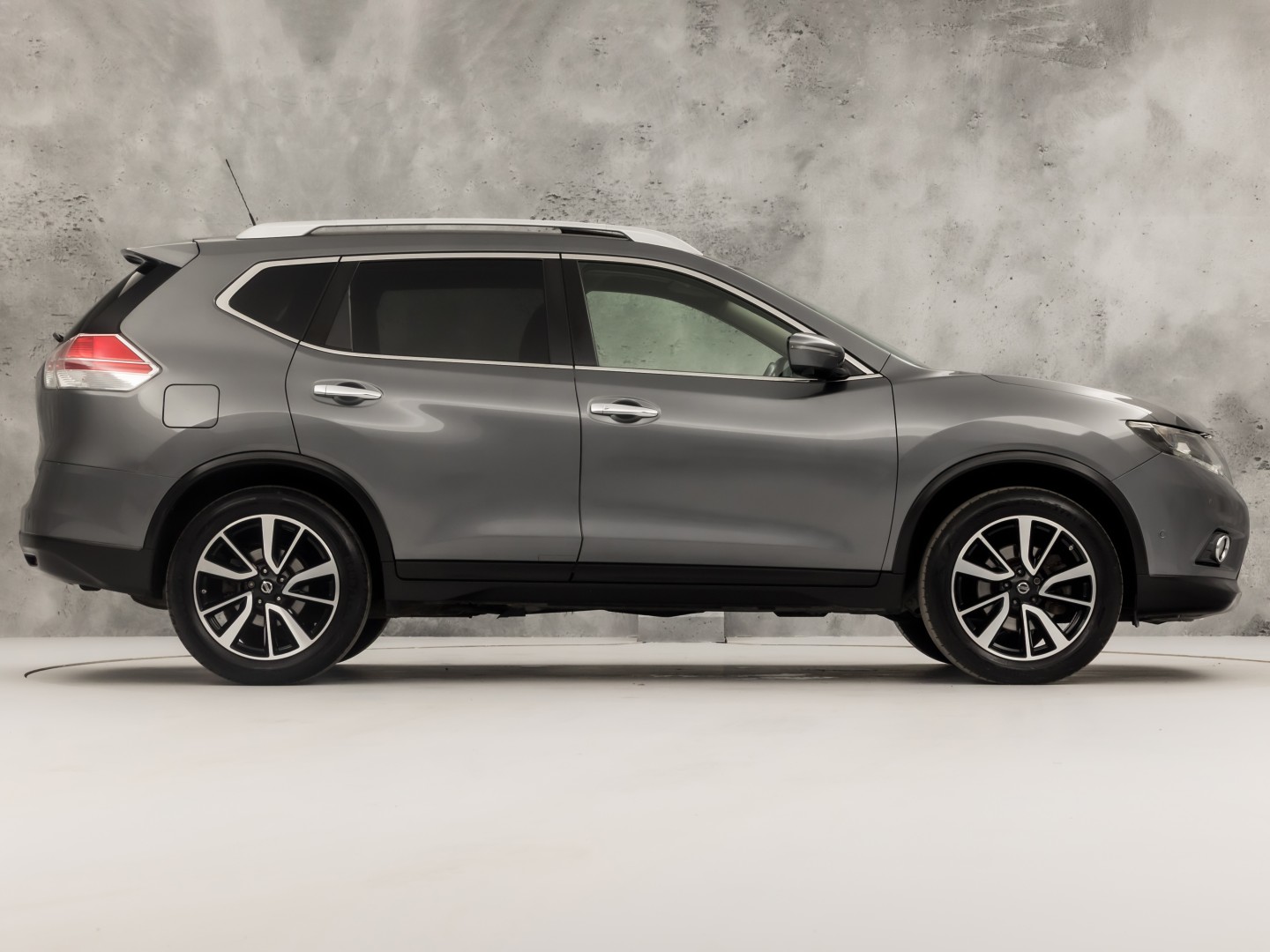 Nissan X-Trail 1.6 DIG-T Tekna 7 Persoons 163Pk (PANORAMADAK, TREKHAAK, NAVIGATIE, 360 CAMERA, LEDER, STOELVERWARMING, SPORTSTOELEN, GETINT GLAS, CRUISE, NIEUWSTAAT)