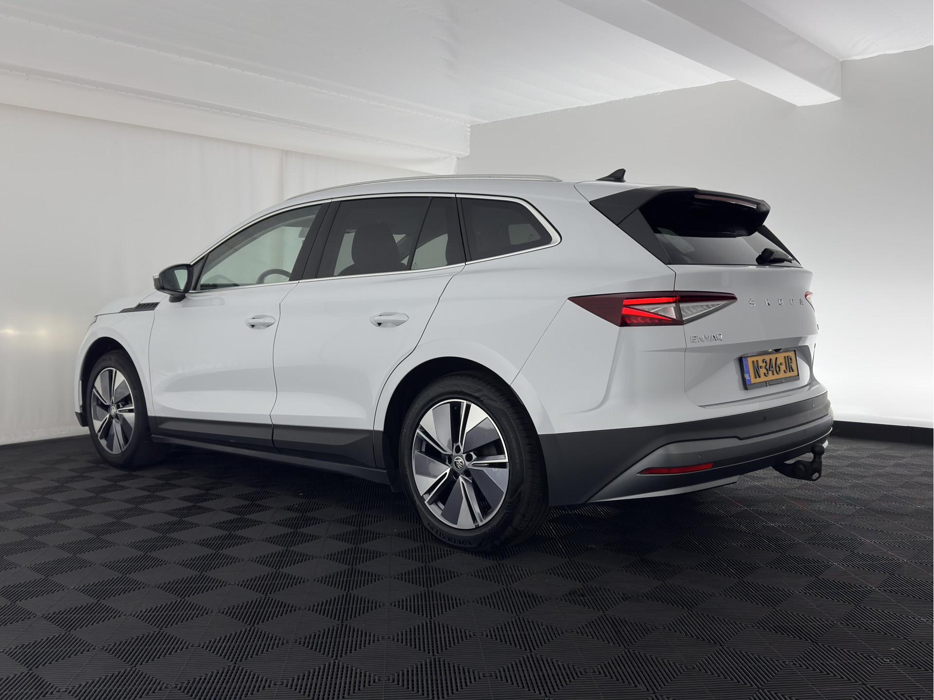 ŠKODA Enyaq iV 80 {SOH-90%} [ 3-Fase ] (INCL-BTW) *LEATHER-FABRIC | FULL-LED | DIGI-COCKPIT | CAMERA | KEYLESS | NAVI-FULLMAP | AMBIENT-LIGHT | ECC | HEATED-COMFORTSEATS | DAB+ | PDC | CRUISE | CARPLAY | TOWBAR | 19"ALU*