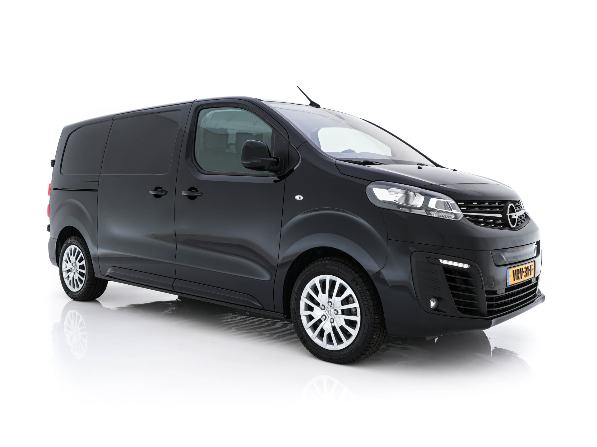 Opel Vivaro-e L2H1 Innovation 50 kWh 3-Pers [ 3-Fase-11kW ] {SOH-93%} Aut. *LEATHER | NAVI-FULLMAP | CAMERA | AIRCO | DAB+ | PDC | CRUISE | CARPLAY*