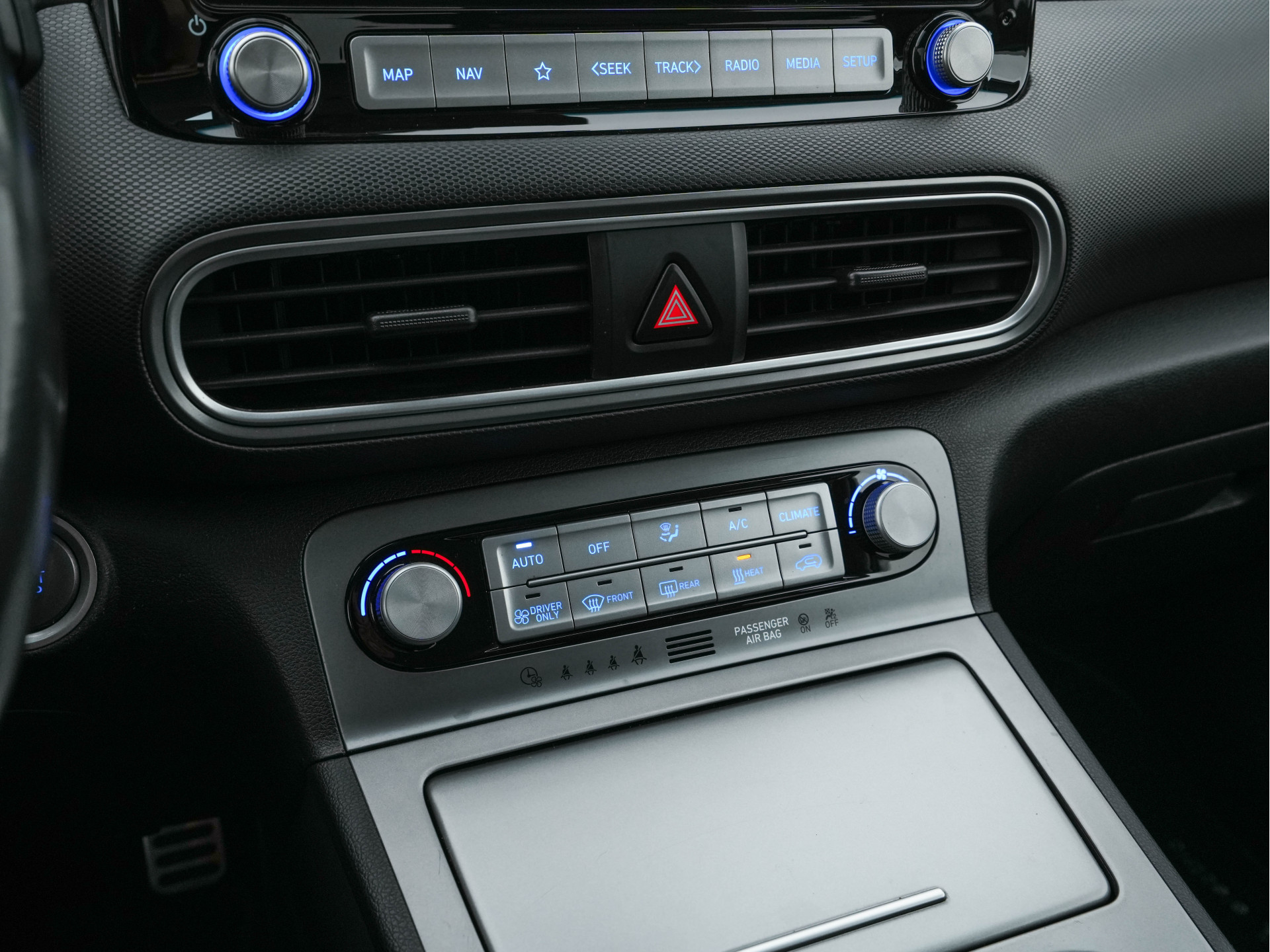 Hyundai Kona EV Fashion 64 kWh (3-Fase) {SOH-100%} (INCL-BTW)  Aut * HEATPUMP | NAVI-FULLMAP | LEATHER-FABRIC | KEYLESS | CAMERA | DAB | ECC | PDC | ADAPTIVE-CRUISE | LANE-ASSIST | HEATED SEATS | PRIVACY-GLASS | HEAD-UP | SHIFT-PADDLES | 17"A