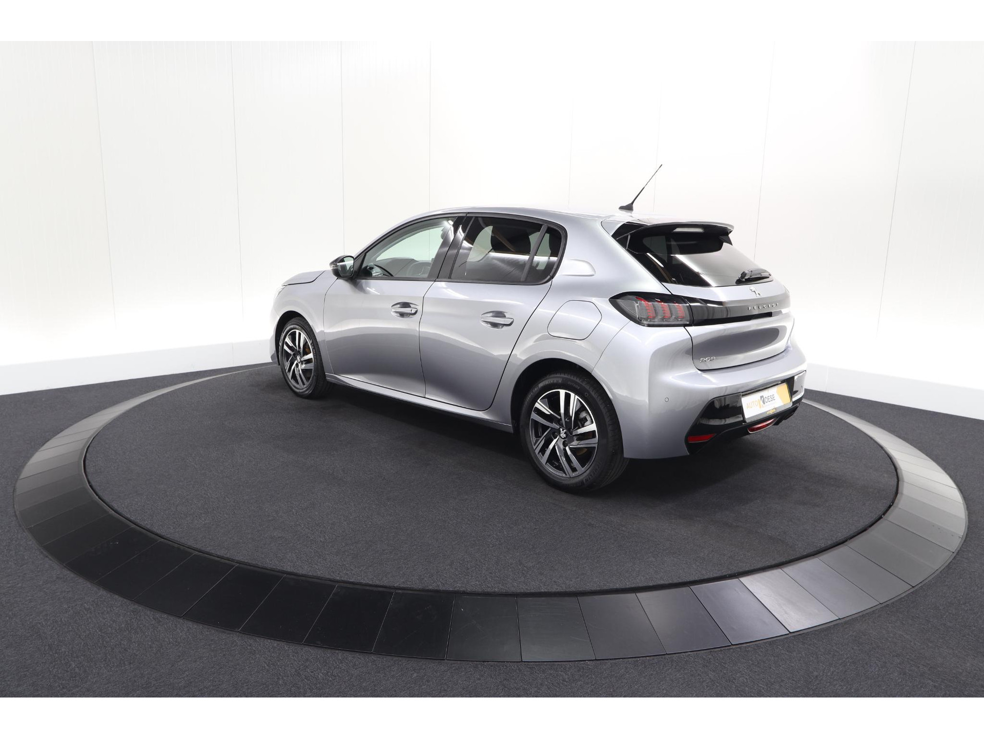 Peugeot 208 PureTech 100 Allure | Navigatie | Parkeersensoren | Apple Carplay
