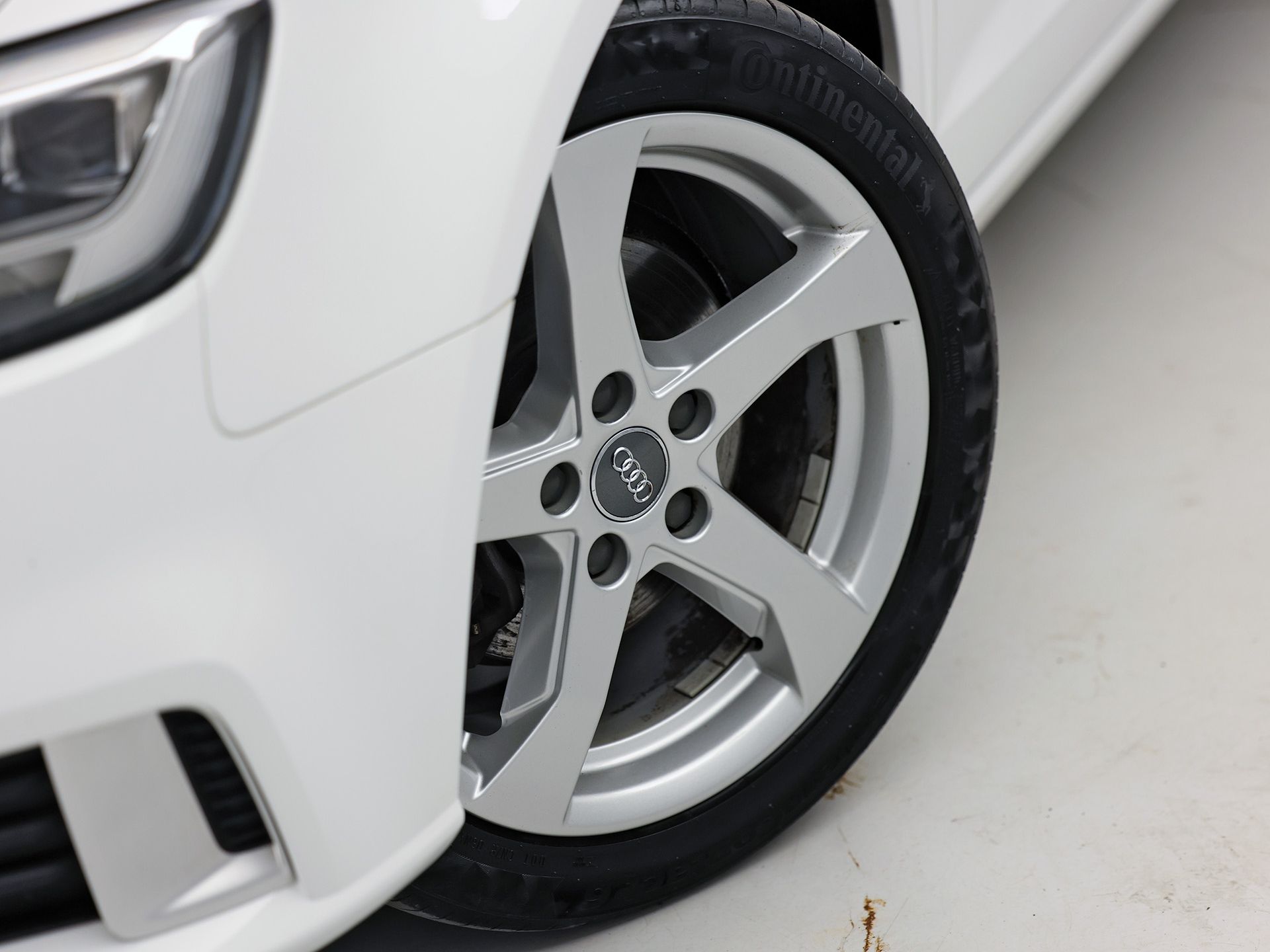 Audi A3 Sportback 1.0 TFSI Sport (GROOT NAVI, DYNAMISCHE KNIPPERLICHTEN, PARKEERSENSOREN, SPORTSTOELEN, CRUISE, LM VELGEN, BLUETOOTH, NIEUWSTAAT)
