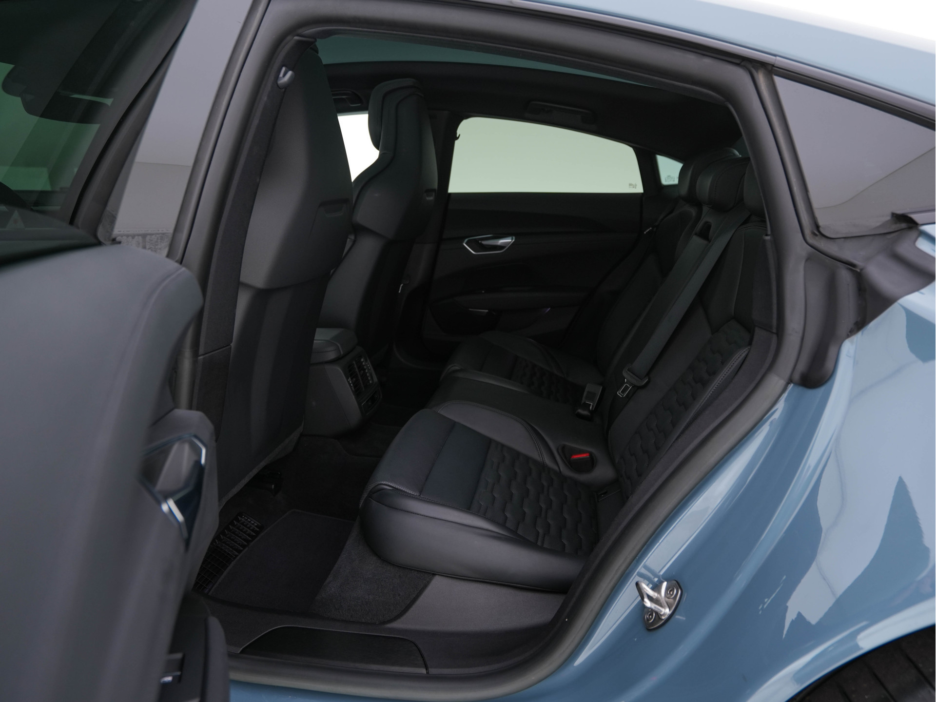 Audi e-tron GT 93 kWh AWD [ 3-Fase ] {SOH-91%} *PANO | LEATHER | BANG/OLUFSEN-AUDIO | HEAD-UP | ADAPT.CRUISE | BLINDSPOT |  MATRIX-LED | AIR-SUSPENSION | SPORT-SEATS | SURROUND-VIEW | KEYLESS | DIGI-COCKPIT | NAVI-FULLMAP | 21"ALU*