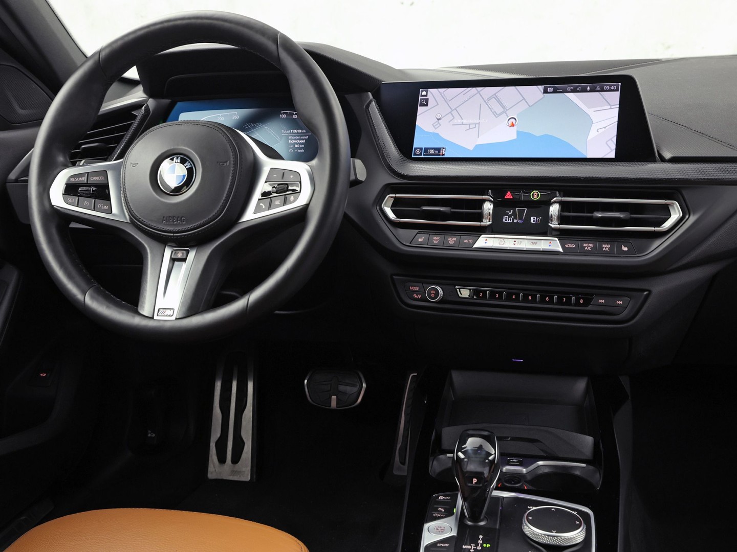 BMW 1 Serie 118i M Sport Automaat (PANORAMADAK, M PAKKET, DEALER ONDERHOUDEN, STUUR/STOELVERWARMING, CAMERA, BRUIN LEDER, SPOILER, BLACK PACK, SFEERVERLICHTING, NIEUWSTAAT)