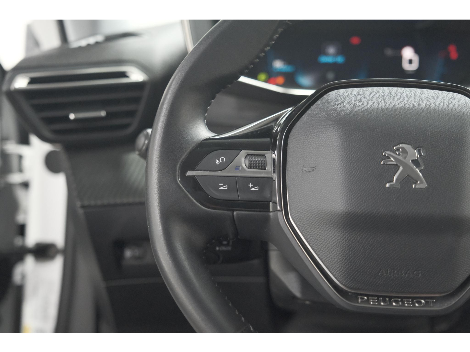 Peugeot 2008 PureTech 130 Allure | Trekhaak | Camera | Navigatie | Parkeersensoren