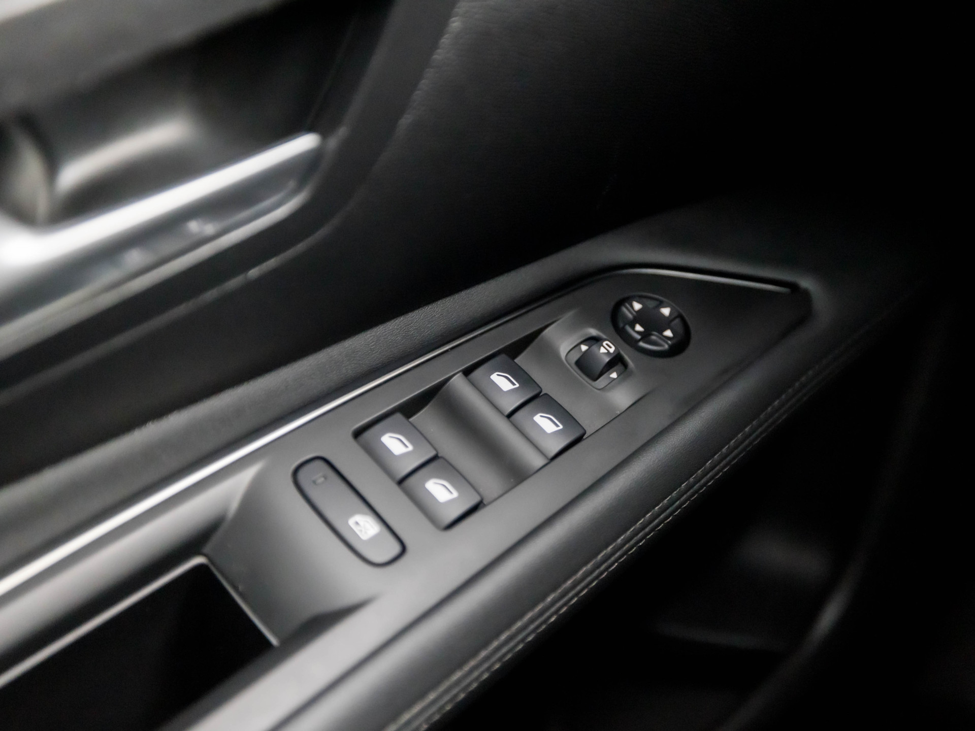 Peugeot 3008 1.2 PureTech Allure Automaat (APPLE CARPLAY, LED KOPLAMPEN, FOCAL AUDIO, LEDER, SPORTSTOELEN, GETINT GLAS, CRUISE, DAKRAILS, NIEUWSTAAT)