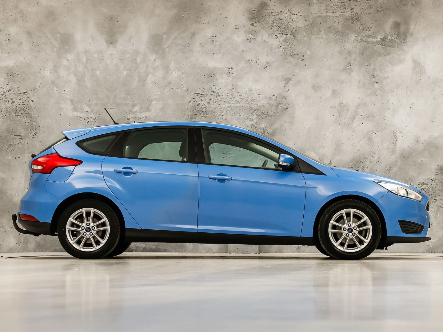 Ford Focus 1.0 Sport (NAVIGATIE, LM VELGEN, PARKEERSENSOREN, TREKHAAK, SPORTSTOELEN, CRUISE, NIEUWSTAAT)