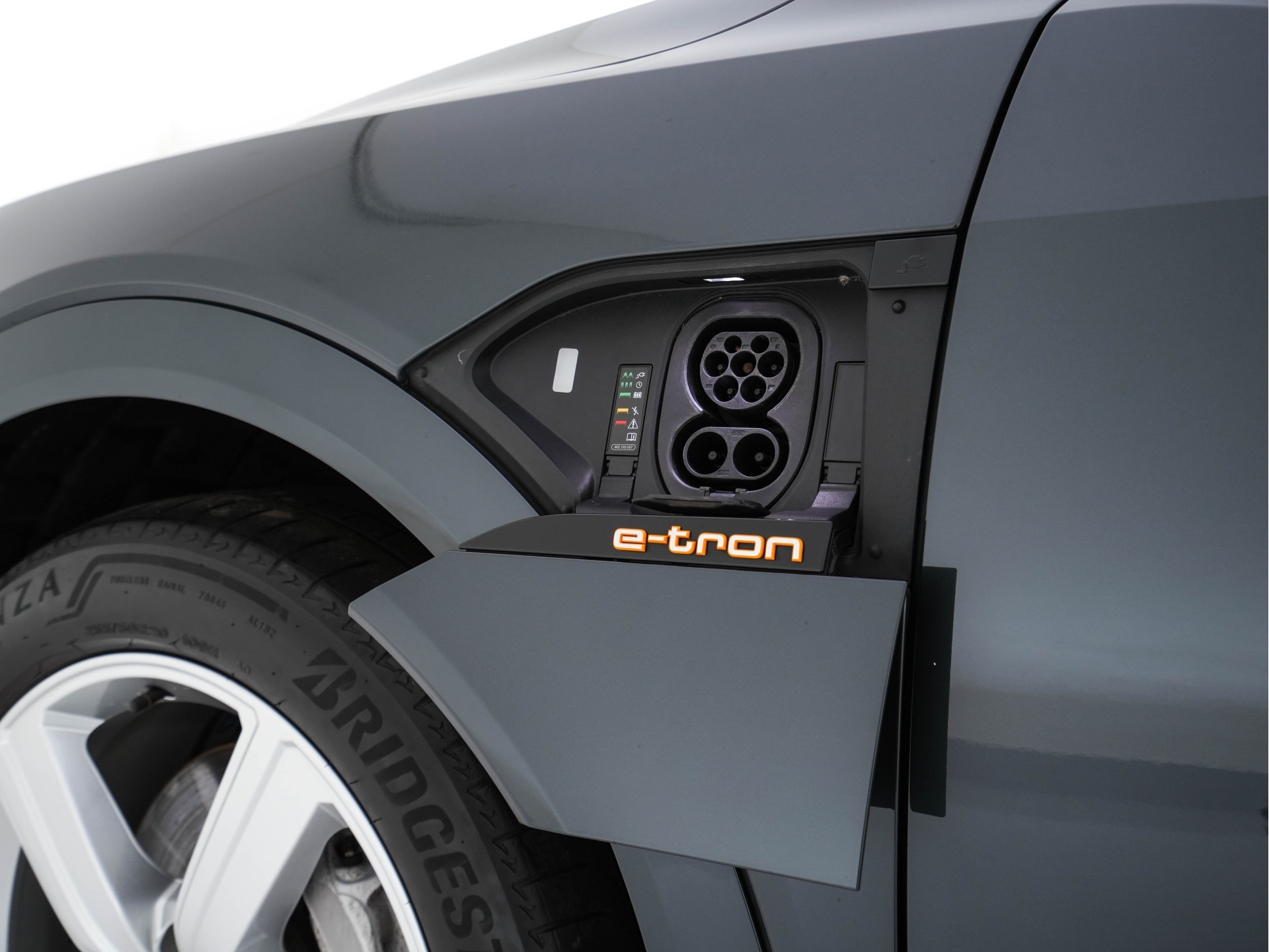 Audi e-tron 50 Quattro Launch edition 71 kWh (⚠️)  [ 3-Fase ] {SOH-100%} (INCL-BTW) Aut. *FULL-LED | DIGI-COCKPIT | NAVI-FULLMAP | HEATED-COMFORTSEATS | KEYLESS | AUDI-SOUND | SHIFT-PADDLES | ECC | PDC | CRUISE | 20''ALU*