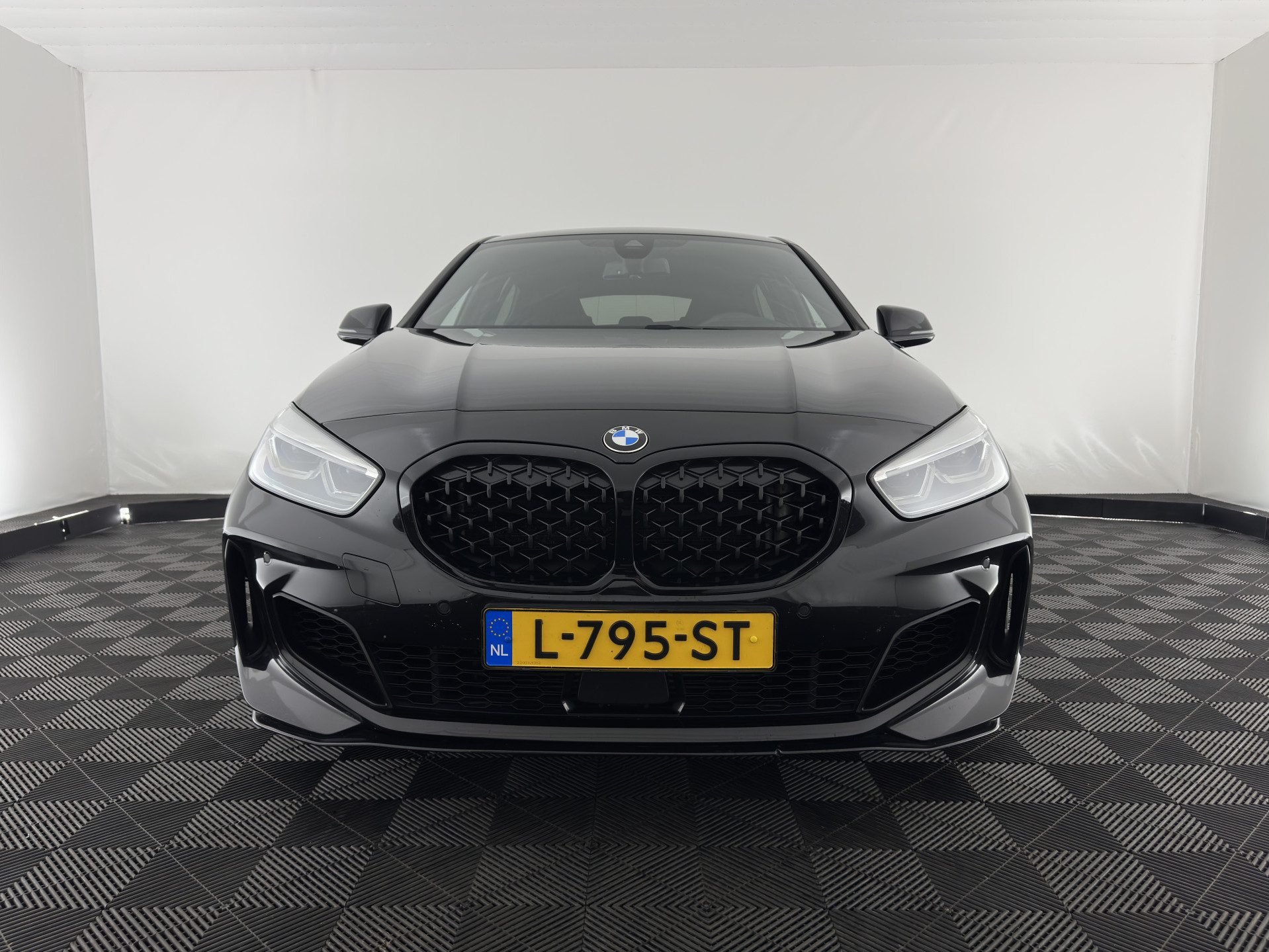 BMW 1-serie M135i xDrive M-Sportpack High Executive Aut. *ALCANTARA-MICROFIBRE | FULL-LED | HEATED-SPORTSEATS | SHIFT-PADDLES | DIGI-COCKPIT | HEAD-UP | NAVI-FULLMAP | DAB+ | PRIVACY-GLASS | AMBIENT-LIGHT | CARBON-INLAY | CARPLAY | 19''ALU*