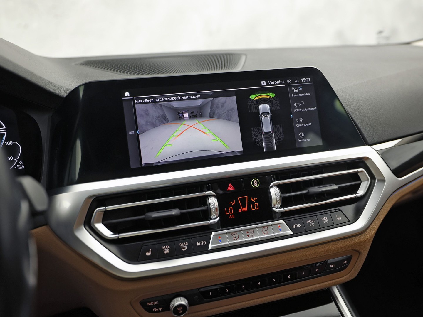 BMW 3-serie Touring 330e Sport 292Pk Automaat (APPLE CARPLAY, SOH 90,2%, GROOT NAVI, COGNAC LEDER, CAMERA, STOELVERWARMING, SFEERVERLICHTING, ELEK ACHTERKLEP, GETINT GLAS, NIEUWSTAAT)