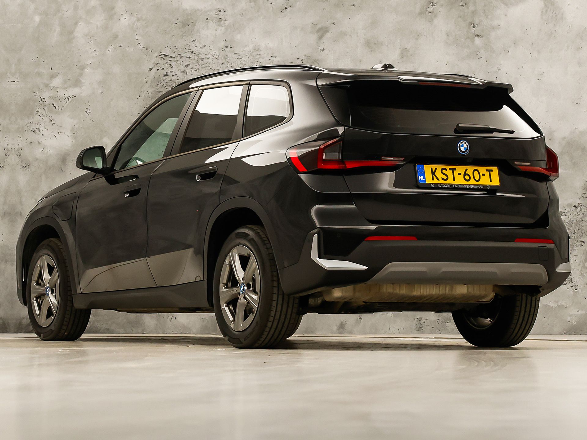 BMW X1 xDrive25e Sport Automaat 245Pk (APPLE CARPLAY, HEAD-UP DISPLAY, 360 CAMERA, GETINT GLAS, LEDER, STOELVERWARMING, ZWARTE HEMEL, NIEUWSTAAT)