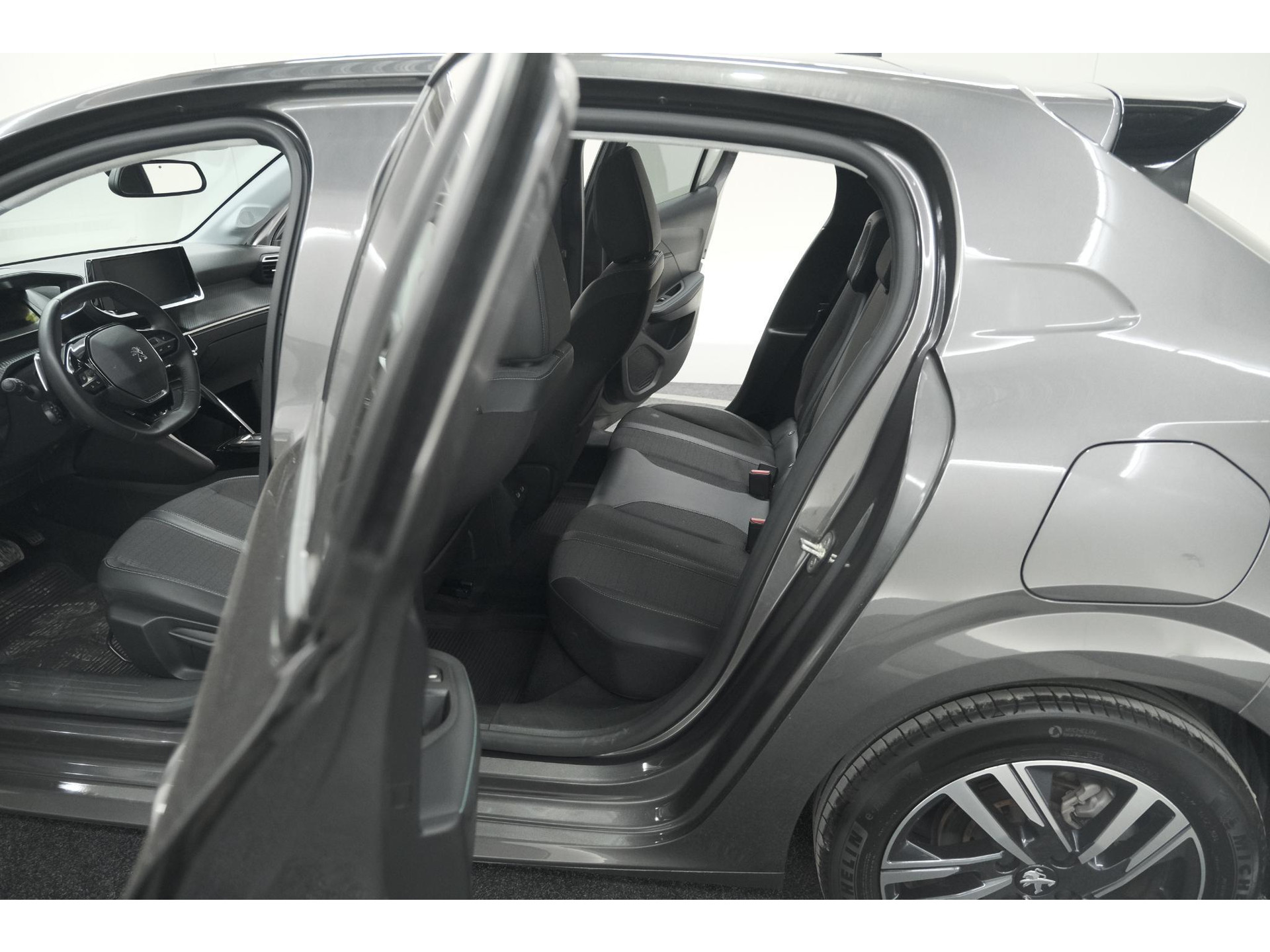 Peugeot 208 PureTech 100 EAT8 Allure Pack | Camera | Apple Carplay | Parkeersensoren | Stoelverwarming