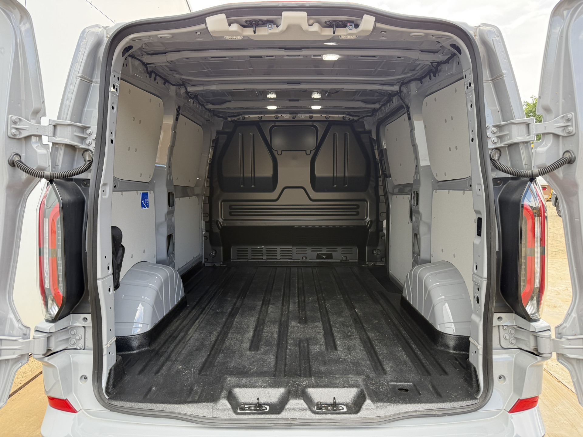 Ford e-Transit Custom 65 kWh 218PK Elektrisch 344km WLTP 2300kg Trekvermogen BEV Snelladen Stoelverwarming LED Cruise Control Camera Carplay Parkeersensoren v+a
