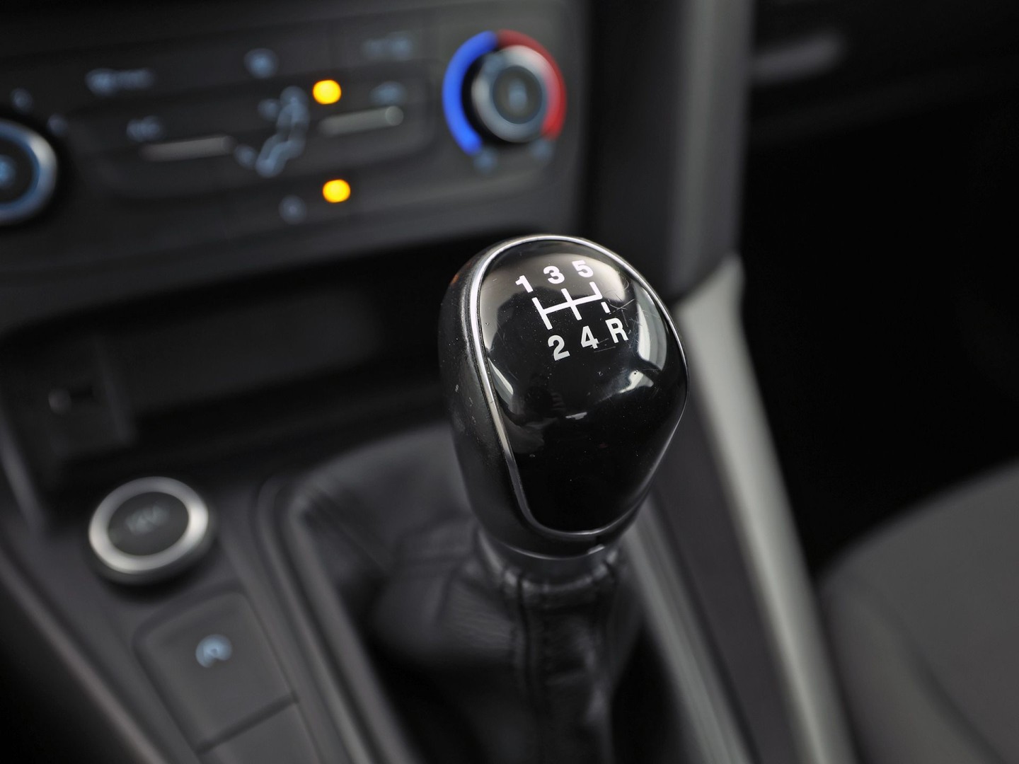Ford Focus 1.0 Sport (NAVIGATIE, LM VELGEN, PARKEERSENSOREN, TREKHAAK, SPORTSTOELEN, CRUISE, NIEUWSTAAT)