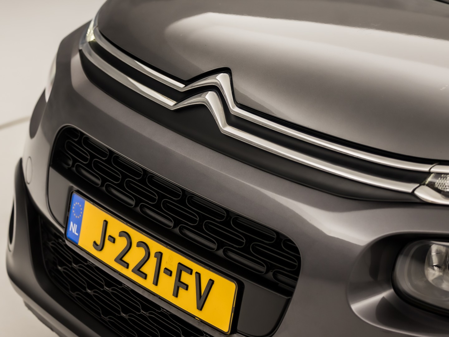 Citroën C3 1.2 PureTech S&S Sport Automaat (APPLE CARPLAY, GROOT NAVI, CAMERA, SPORTSTOELEN, PARKEERSENSOREN, LM VELGEN, CRUISE, NIEUWSTAAT)