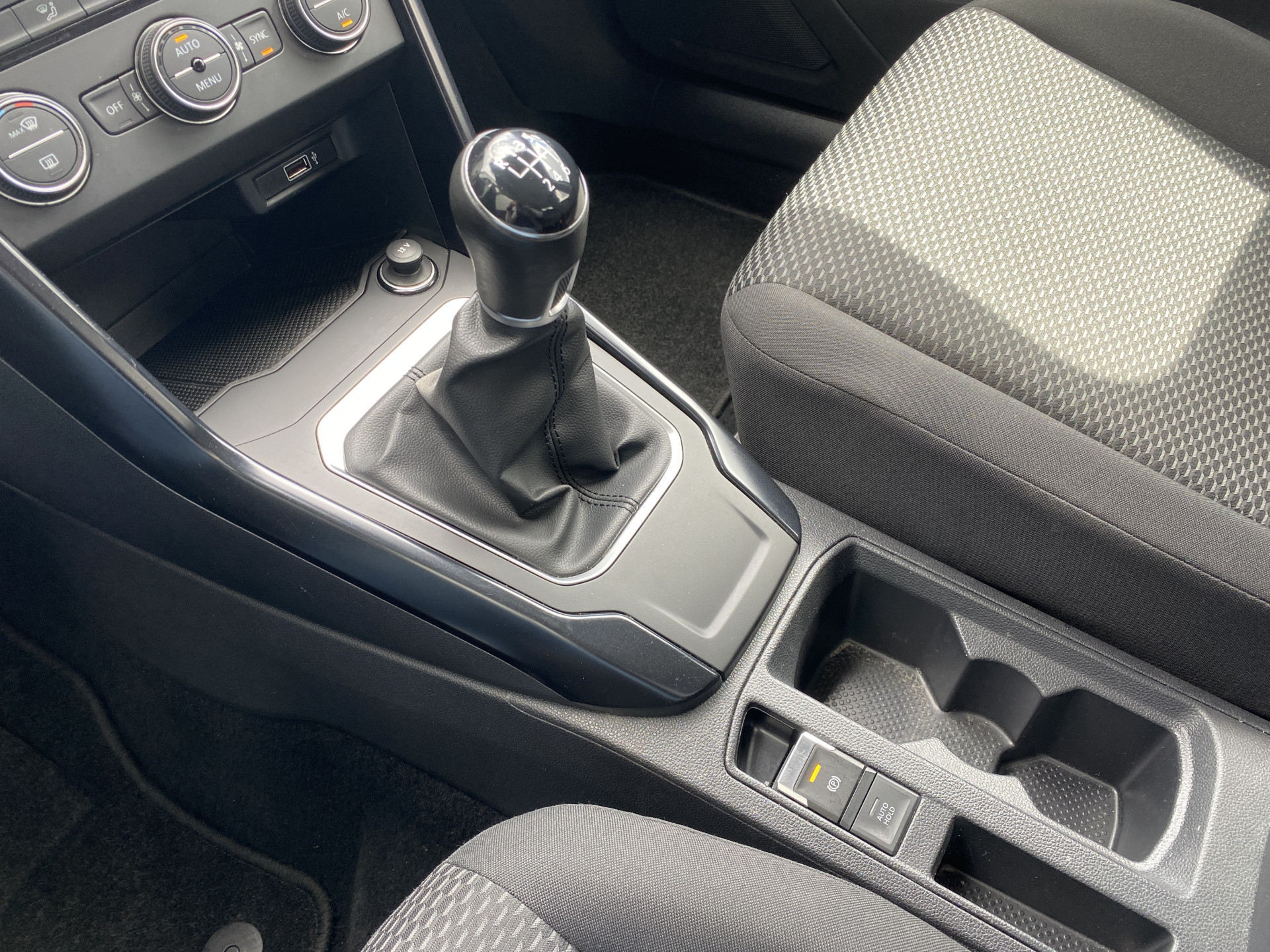 Volkswagen T-Roc 1.0 TSI Style 116 pk | adaptieve cruise control | navigatie | parkeersensoren | all season banden | climate control