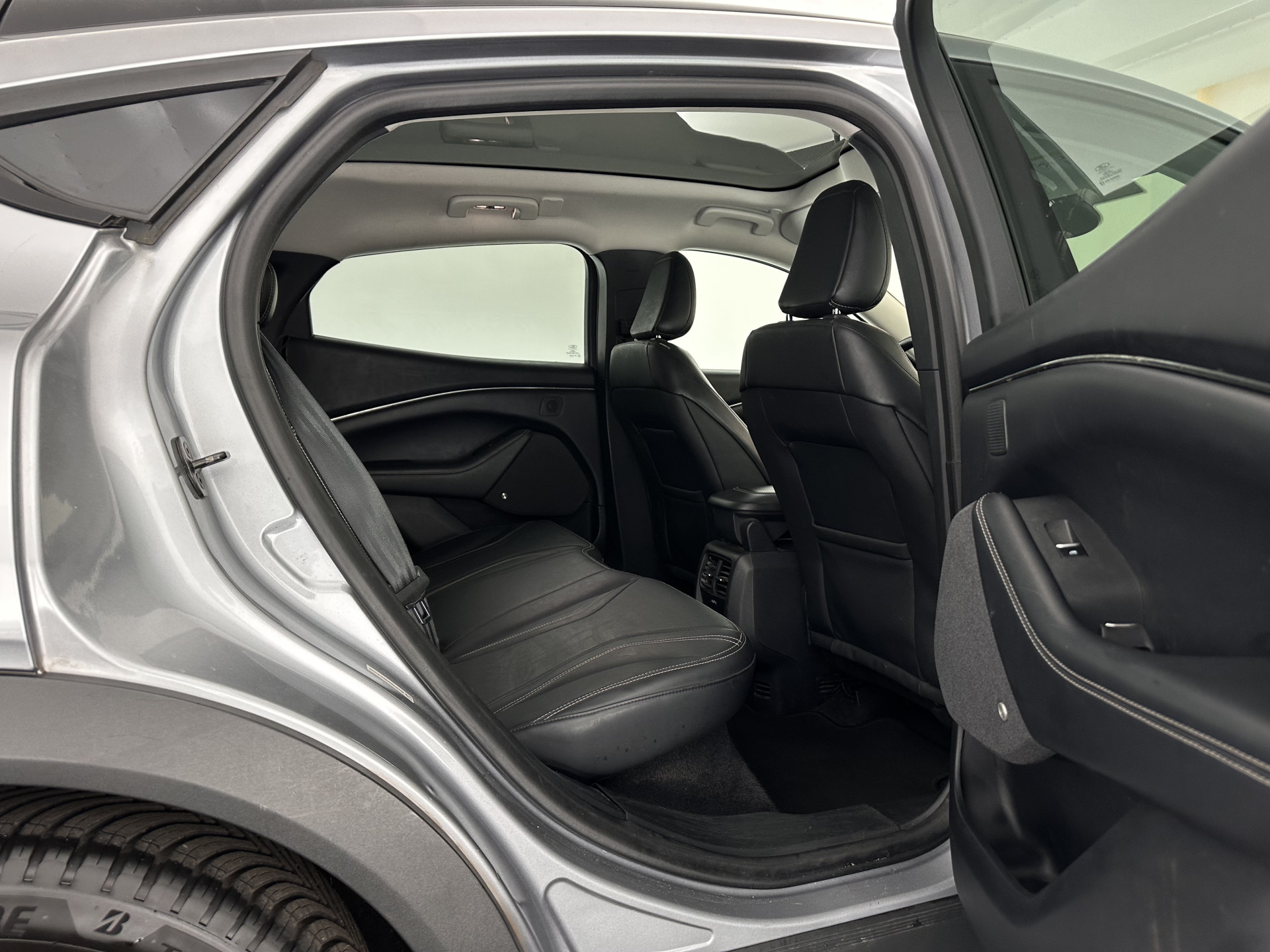 Ford Mustang Mach-E RWD 75 kWh [ 3-Fase ] (INCL.BTW) *LEATHER | FULL-LED | DAB | DIGI-COCKPIT | KEYLESS | NAVI-FULLMAP | CARPLAY | HEATED-COMFORTSEATS | TOPVIEW | ADAPTIVE-CRUISE | PRIVACY-GLASS | 18'' ALU*