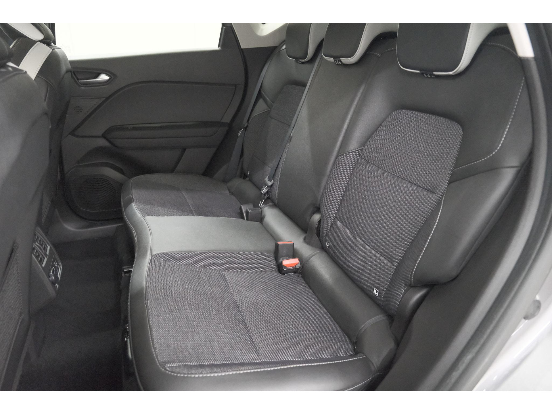 Renault Captur Mild Hybrid 140 EDC Techno | 360 Camera | Groot scherm | Stoelverwarming | Parkeersensoren | Allseason banden