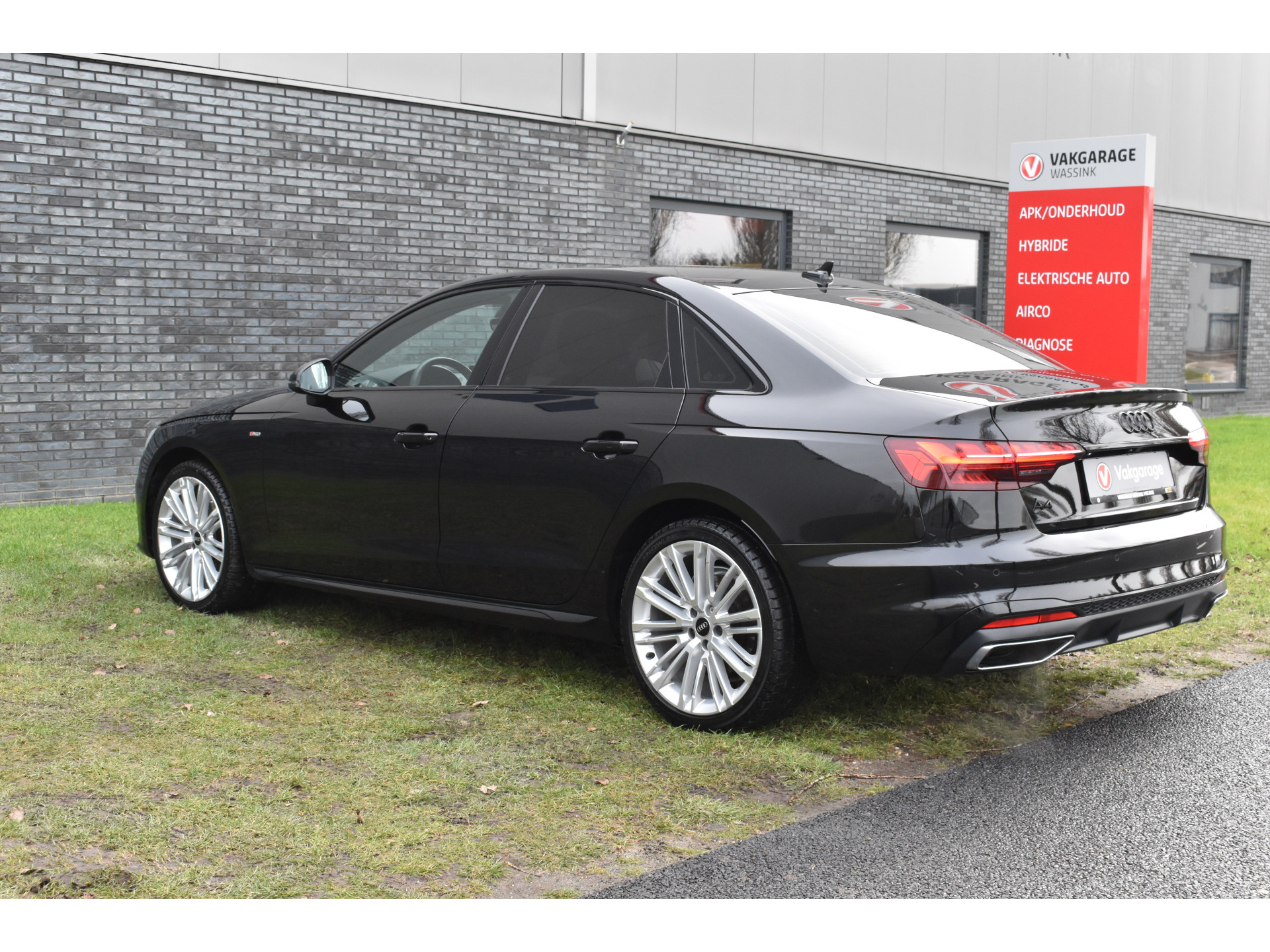Audi A4 Limousine 35 TFSI S-line 2.0 Mild Hybrid S-line black-line Automaat Leder interieur