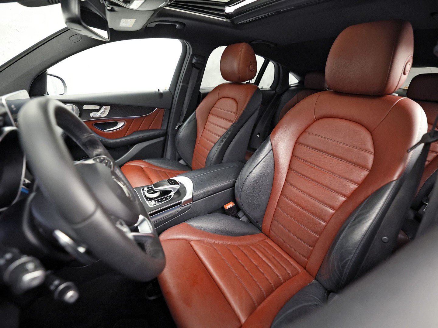 Mercedes-Benz GLC 250 4MATIC Edition 1 AMG Sport 211Pk Automaat (SCHUIFDAK, LUCHTVERING, GROOT NAVI, HEAD-UP DISPLAY, MEMORY SEATS, 360 CAMERA, BURMESTER, STOELVERWARMING ACHTER, TREKHAAK WEGKLAPBAAR, NIEUWSTAAT)
