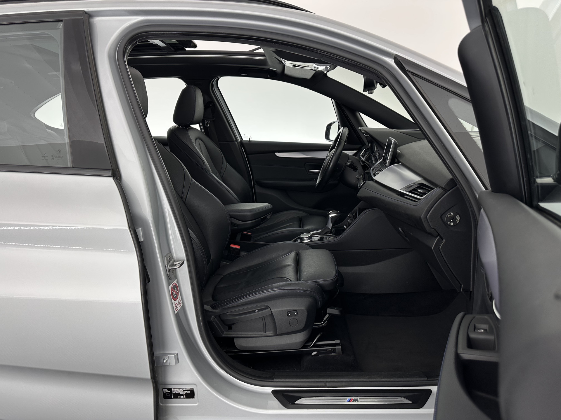 BMW 2-serie Active Tourer 225xe M-Sportpack iPerformance Centennial High Executiv (INCL-BTW) Aut. *PANO | HEAD-UP | LEATHER | FULL-LED | CAMERA | NAVI-FULLMAP | HEATED-SPORTSEATS | KEYLESS | ECC | PDC | CRUISE | 17''ALU*