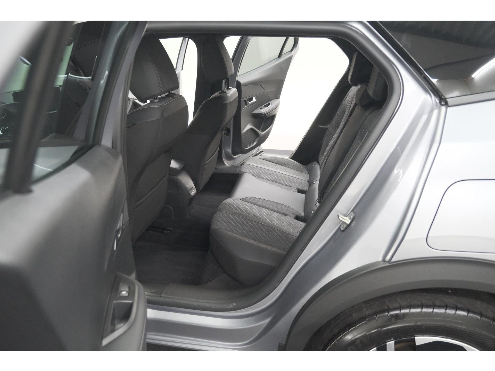 Peugeot 2008 PureTech 100 Allure | Apple Carplay | Parkeersensoren | Climate control