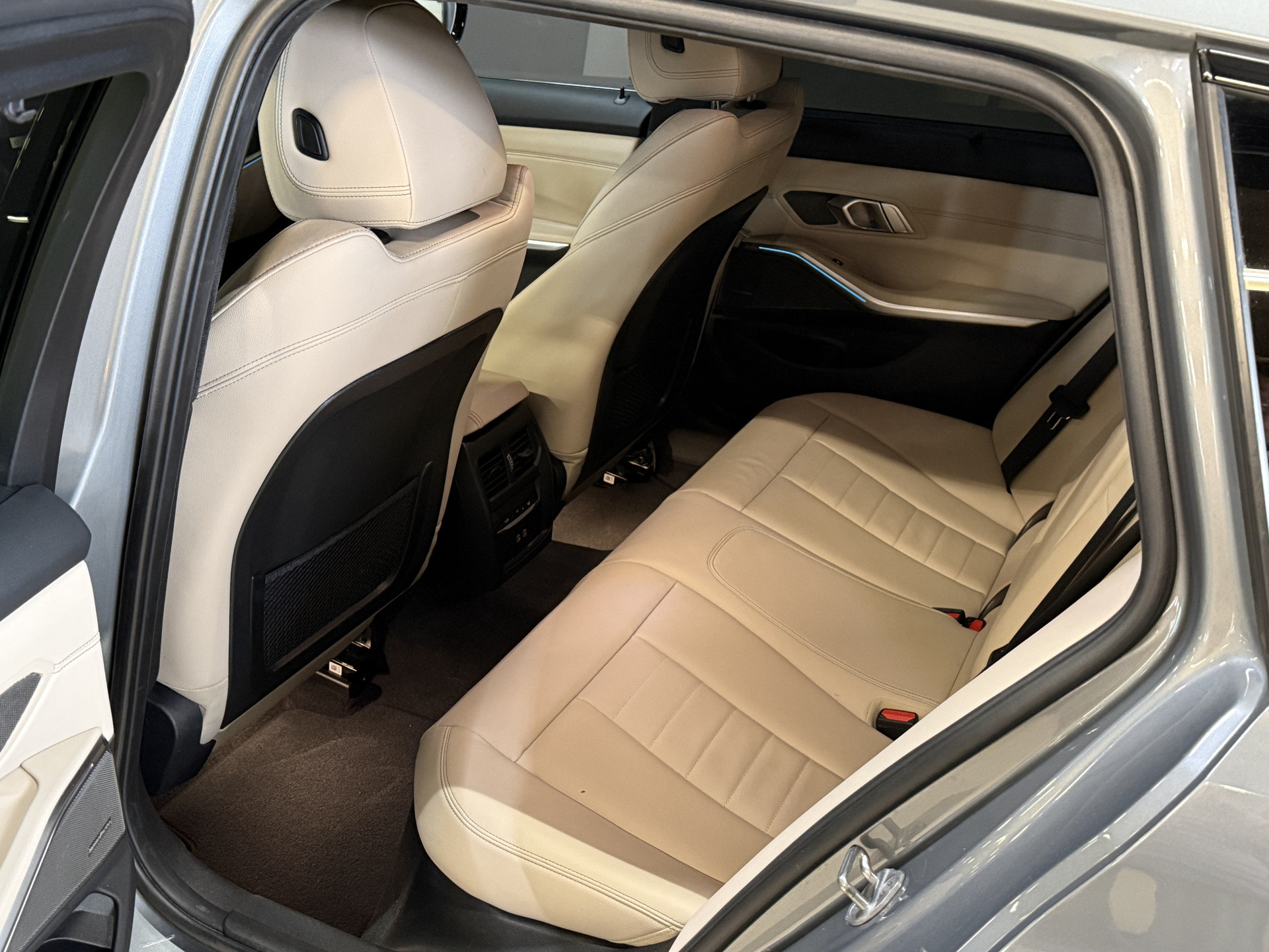 BMW 3-serie Touring 330e | M-Sport | Facelift | Lederen sportstoelen | Harman/Kardon | Sfeerverlichting | Full LED