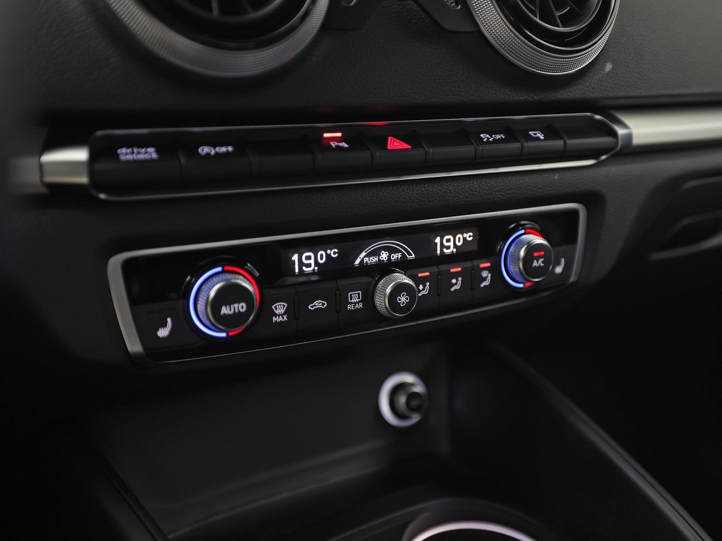 Audi A3 Limousine 1.4 TFSI S-Line Sport 150Pk (2X S-LINE, GROOT NAVI, BANG&OLUFSEN, KEYLESS, AFGEVLAKT STUUR, STOELVERWARMING, PARKEERSENSOREN, SPORTSTOELEN, LM VELGEN, NIEUWE APK)