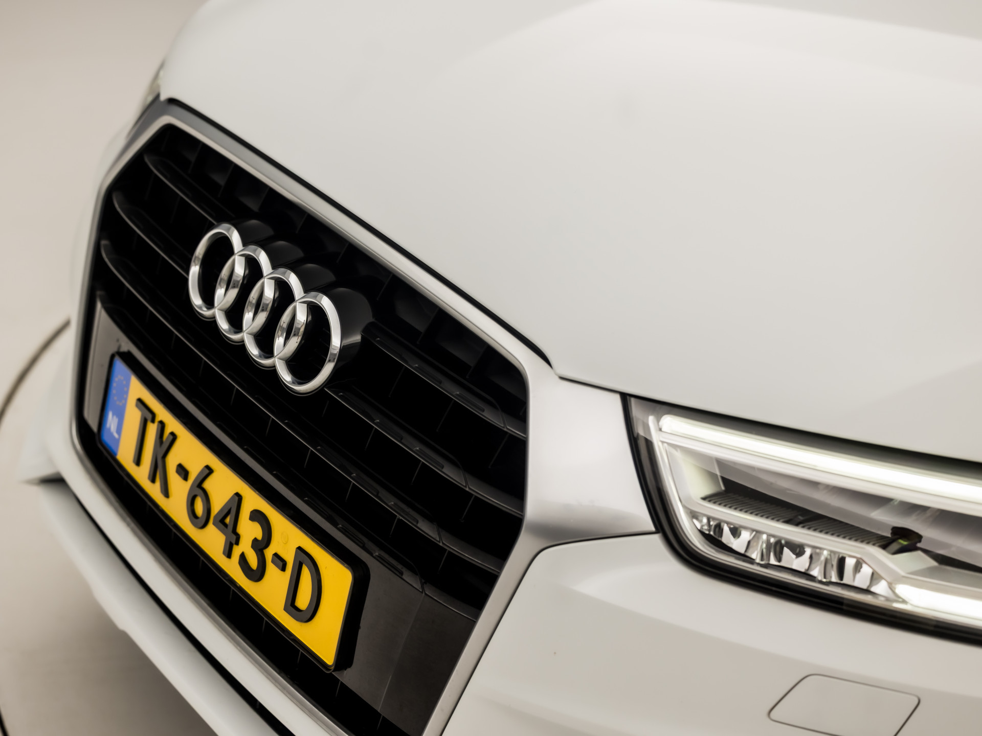 Audi Q3 1.4 TFSI S-Line Sport 150Pk Automaat (2X S-LINE, NAVIGATIE, LEDER, STOELVERWARMING, SPORTSTOELEN, GETINT GLAS, TREKHAAK, NIEUWE APK, NIEUWSTAAT)