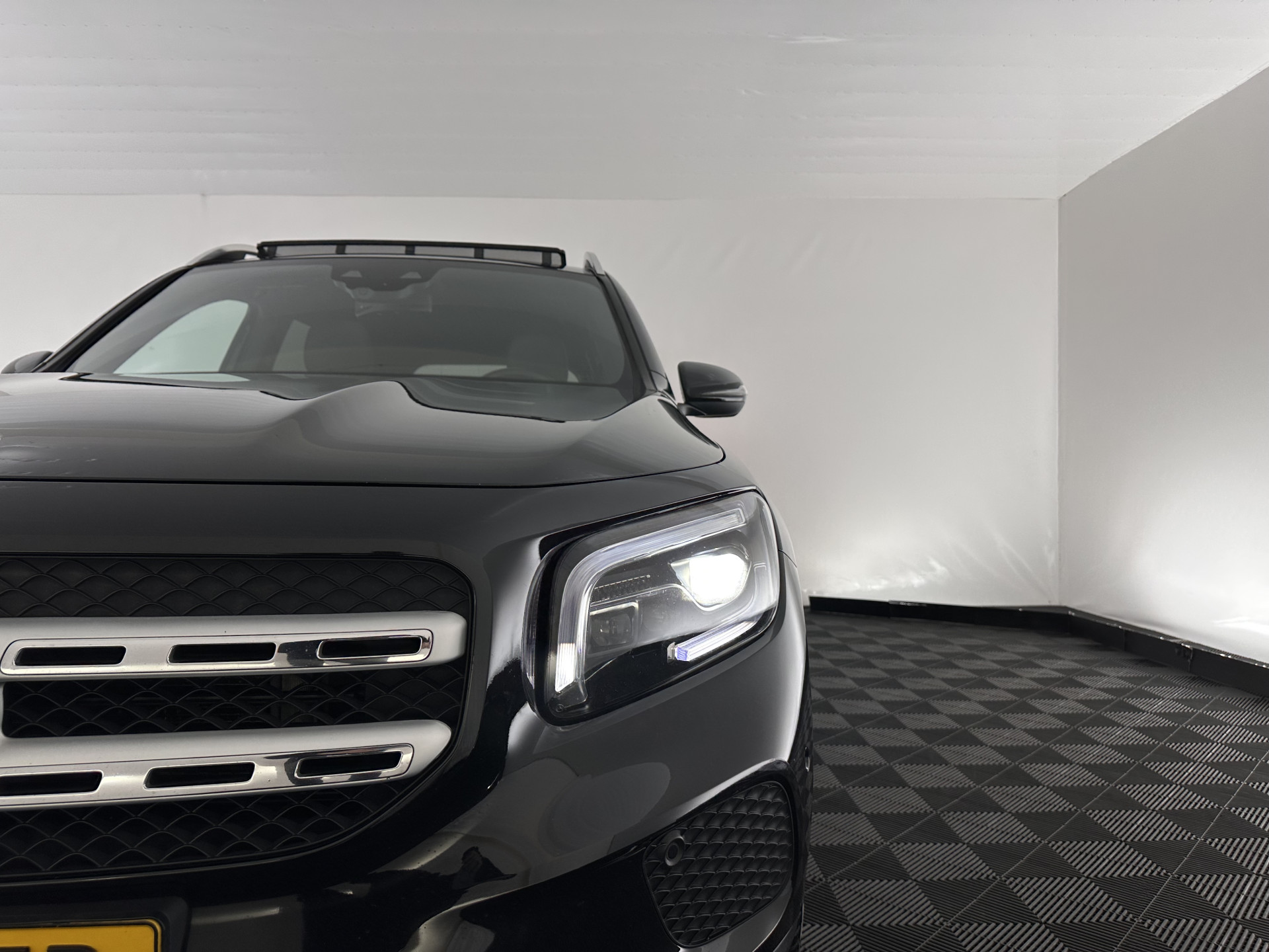 Mercedes-Benz GLB 200 Business Solution Luxury (INCL-BTW) *PANO | LEATHER | FULL-LED | AMBIENTLIGHT | HEATED-SPORTSEATS | WIDESCREEN-DIGICOCKPIT | DAB+ | NAVI-FULLMAP | CAMERA | PRIVACYGLASS | LANE-ASSIST | DYNAMIC-SELECT | 18'