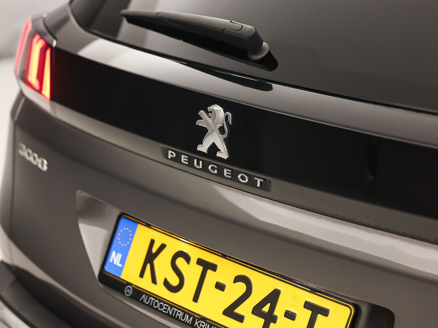 Peugeot 3008 1.6 HYbrid 225 Allure Sport 225Pk Automaat (APPLE CARPLAY, GROOT NAVI, 360 CAMERA, GETINT GLAS, SPORTSTOELEN, LEDER, ZWART HEMEL, LANE ASSIST, NIEUWSTAAT)