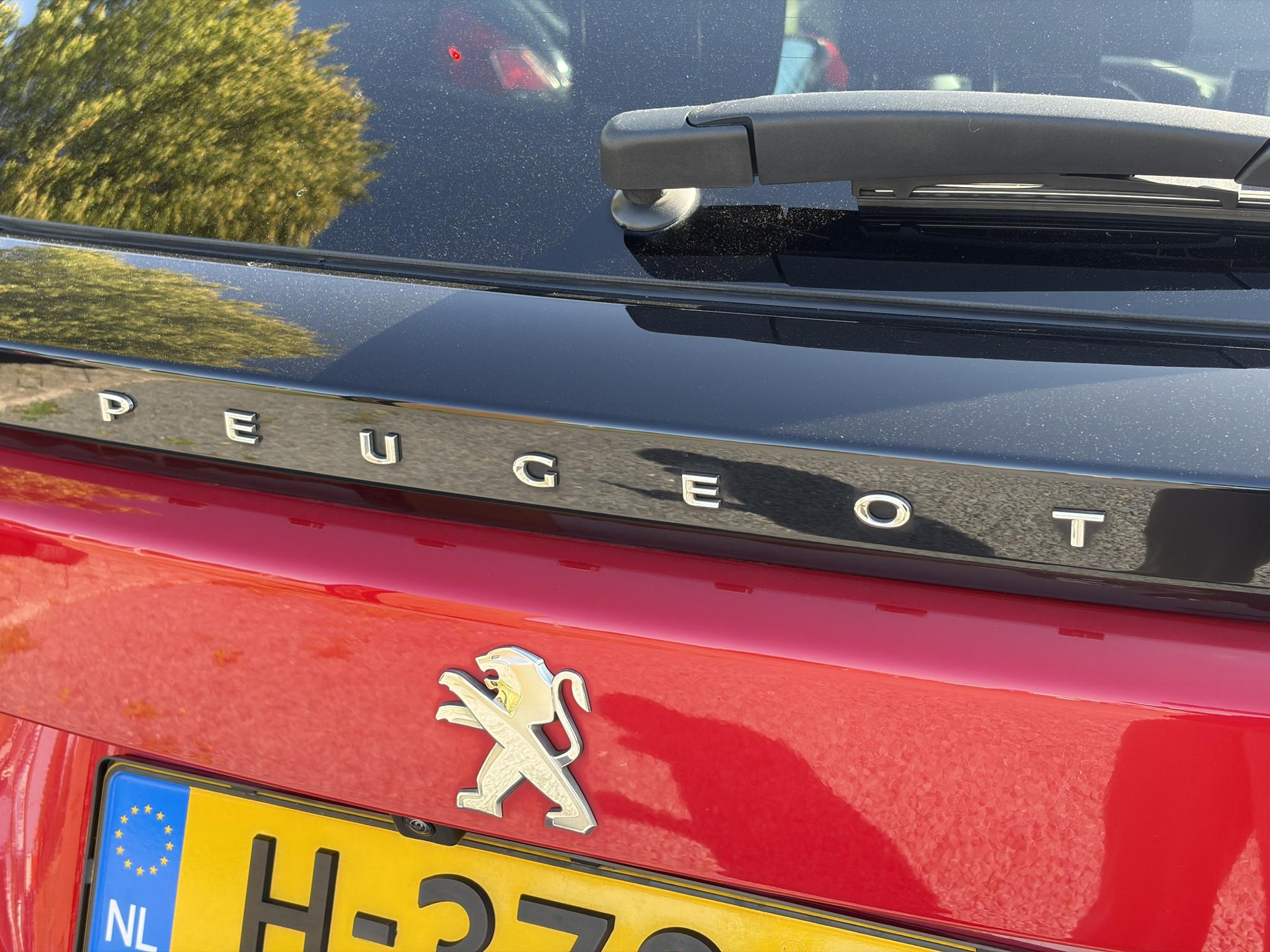 Peugeot 2008 1.2 PureTech Allure ✓Recent beurt gehad✓D-riem vv in 06-2025✓360° Camera✓Draadloze telefoonlader✓Carplay✓Keyless✓Automaat✓Trekhaak✓Halfleder✓Navi✓Clima✓Cruise✓131pk✓Lm velgen✓2e Eigenaar✓Pdc V+A✓Rijstrooksensor✓N.A.P✓Apk tot 04-2028