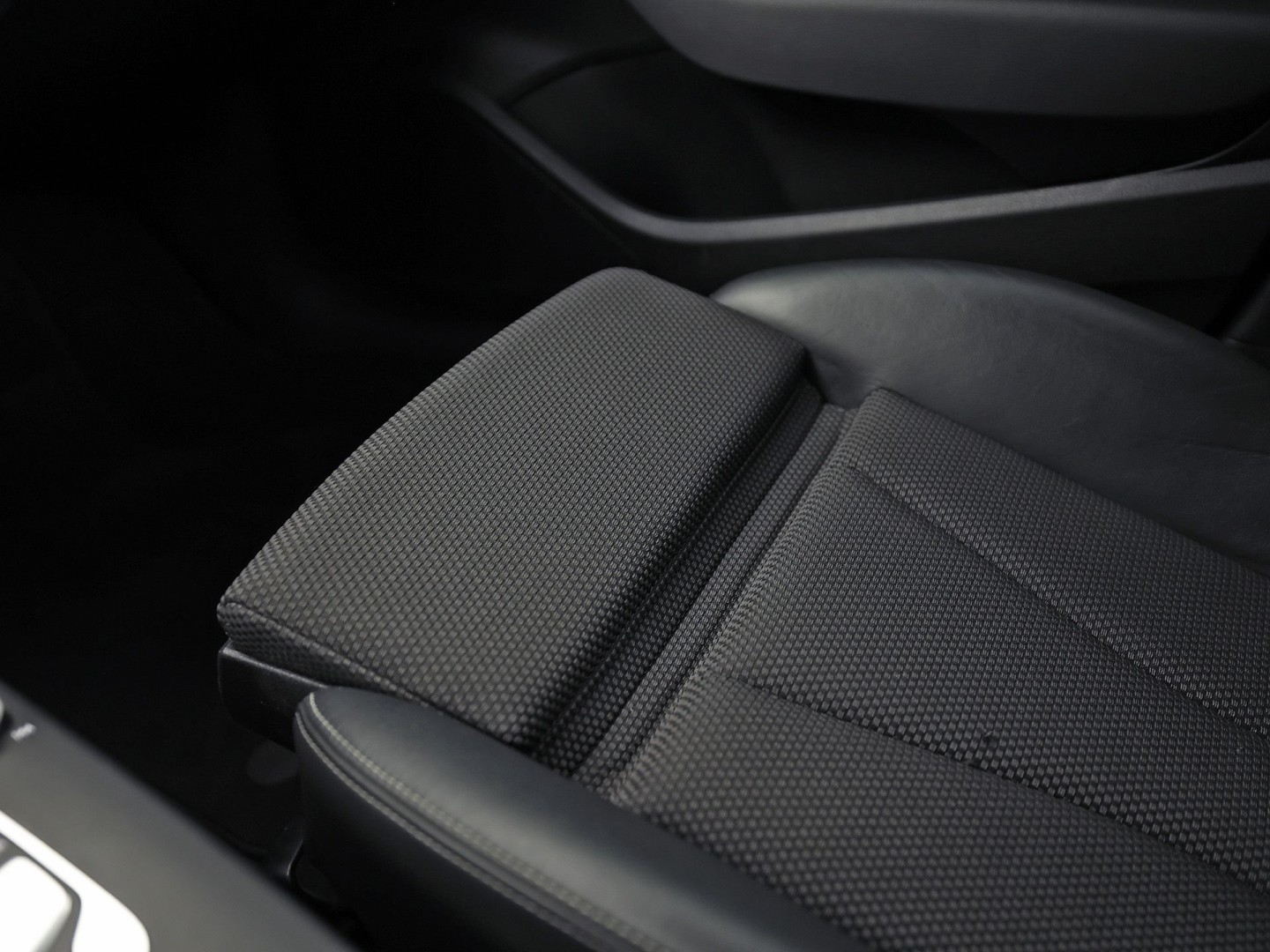 Audi A3 Limousine 1.0 TFSI S-Line Sport (2X S-LINE, GROOT NAVI, CLIMATE, DYNAMISCHE KNIPPERLICHTEN, SPORTSTOELEN, LEDER, GETINT GLAS, NIEUWE APK, NIEUWSTAAT)