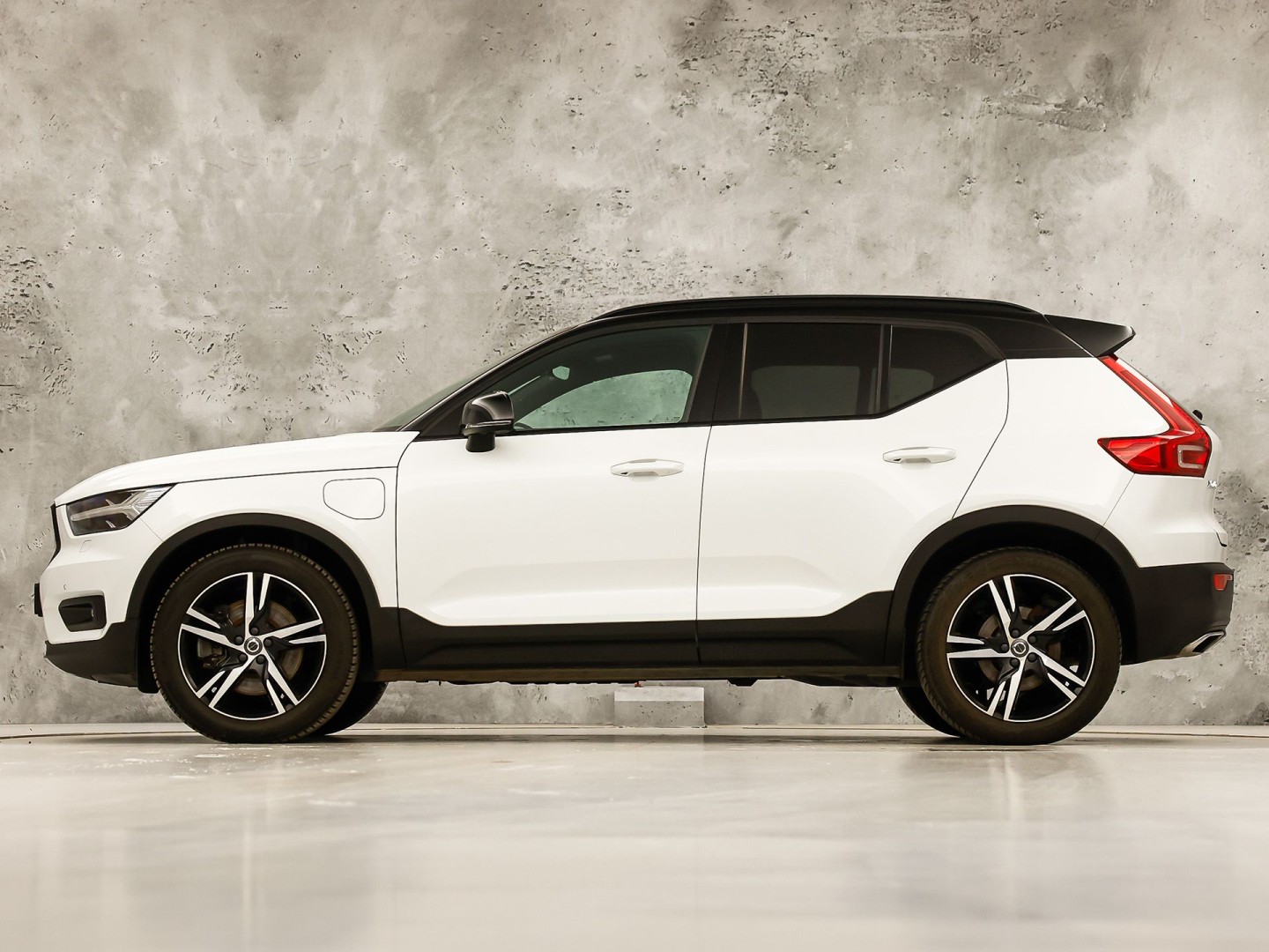 Volvo XC40 1.5 T5 Twin Engine R-Design 252Pk Automaat (PANORAMADAK, GROOT NAVI, CAMERA, HARMAN/KARDON, SPORTSTOELEN, LEDER/ALCANTARA, ELEK ACHTERKLEP, NIEUWE APK,  NIEUWSTAAT)