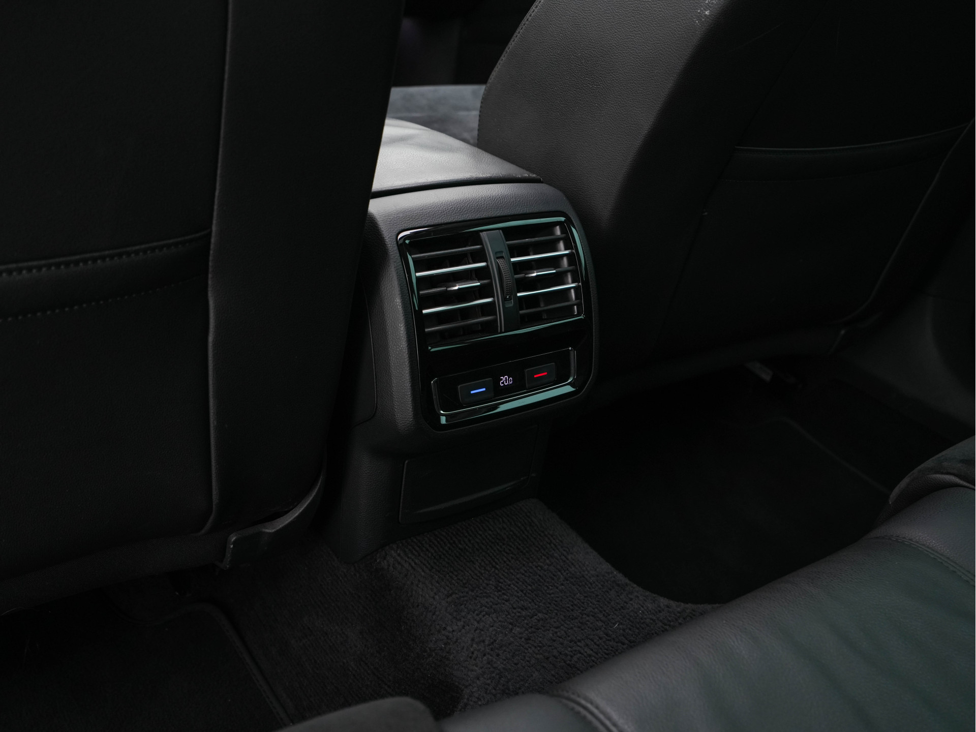 Volkswagen Passat Variant 2.0 BiTDI 4Motion Highline (INCL-BTW) Aut. *PANO | ADAPTIVE-CRUISE | DIGI-COCKPIT | NAVI-FULLMAP | LEATHER-ALCANTARA | FULL-LED | ERGONOMIC-COMFORTSEATS | KEYLESS | ECC | PARKPILOT | TOWBAR | 17''ALU*