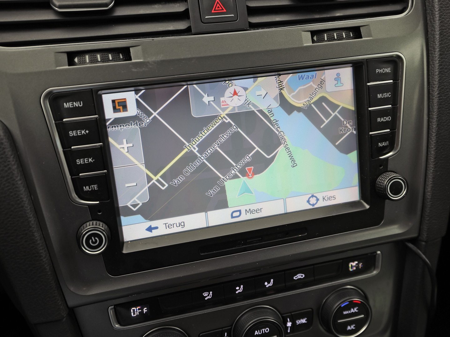 Volkswagen Golf Variant 1.2 TSI Sport (NAVIGATIE, BLUETOOTH, CLIMATE, NAP, TREKHAAK, SPORTSTOELEN, ARMSTEUN, LM VELGEN, ELEK PAKKET, NIEUWSTAAT)