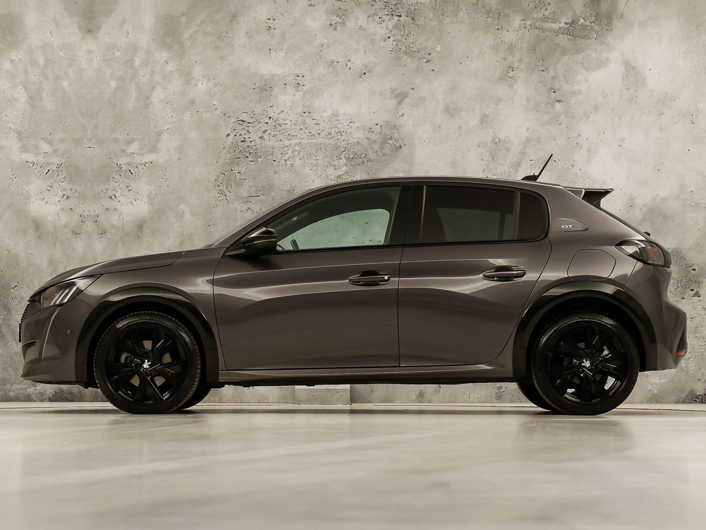 Peugeot 208 1.2 PureTech GT-Line Automaat (VIRTUAL COCKPIT, APPLE CARPLAY, GROOT NAVI, LEDER, 360 CAMERA, SPORTSTOELEN, GETINT GLAS, LM VELGEN, LANE ASSIST, NIEUWSTAAT)