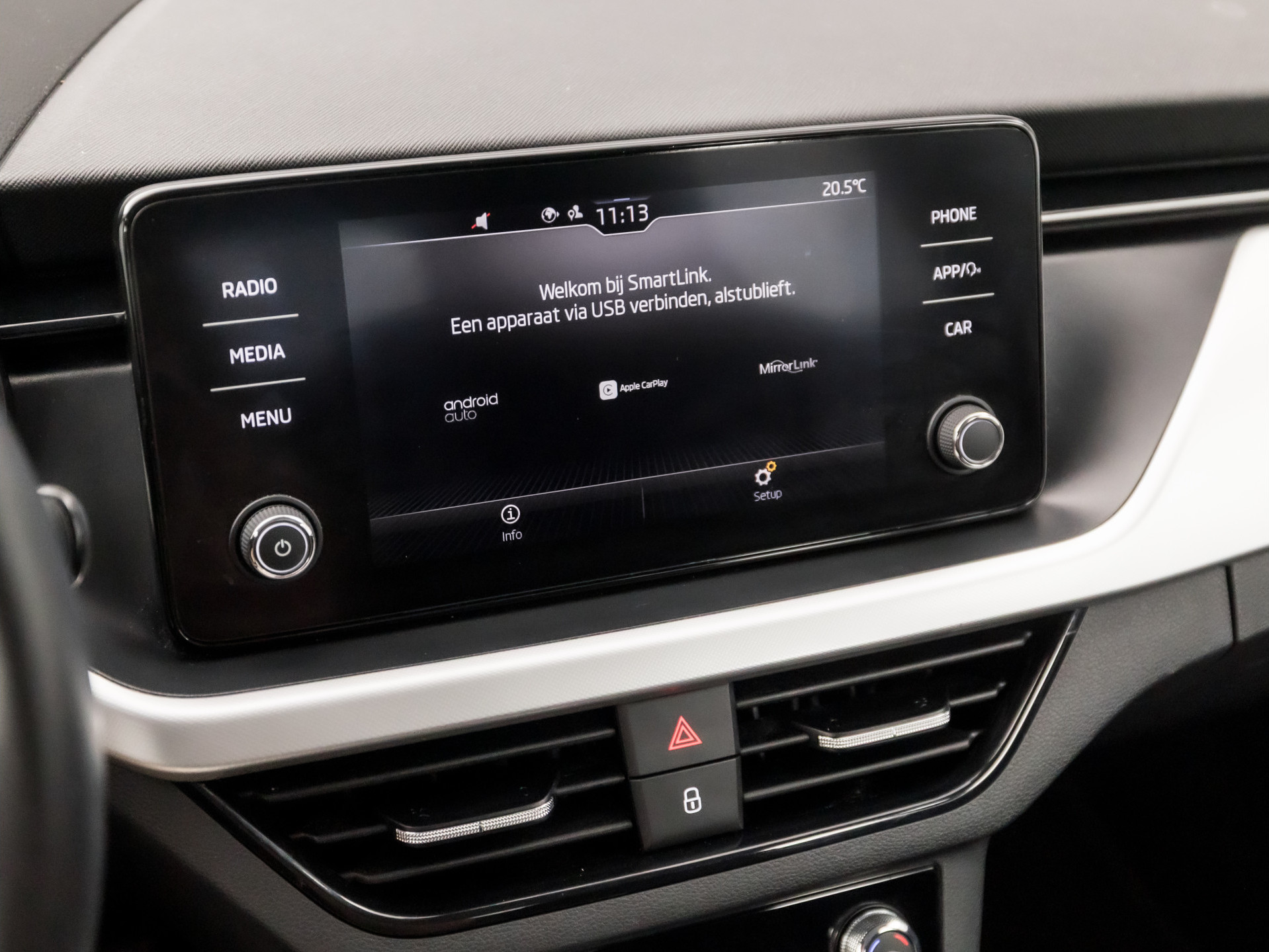 Škoda Kamiq 1.0 TSI Ambition Sport Automaat (APPLE CARPLAY, GROOT NAVI, CLIMATE, GETINT GLAS, STOELVERWARMING, SPORTSTOELEN, PARKEERSENSOREN, GETINT GLAS, NIEUWSTAAT)