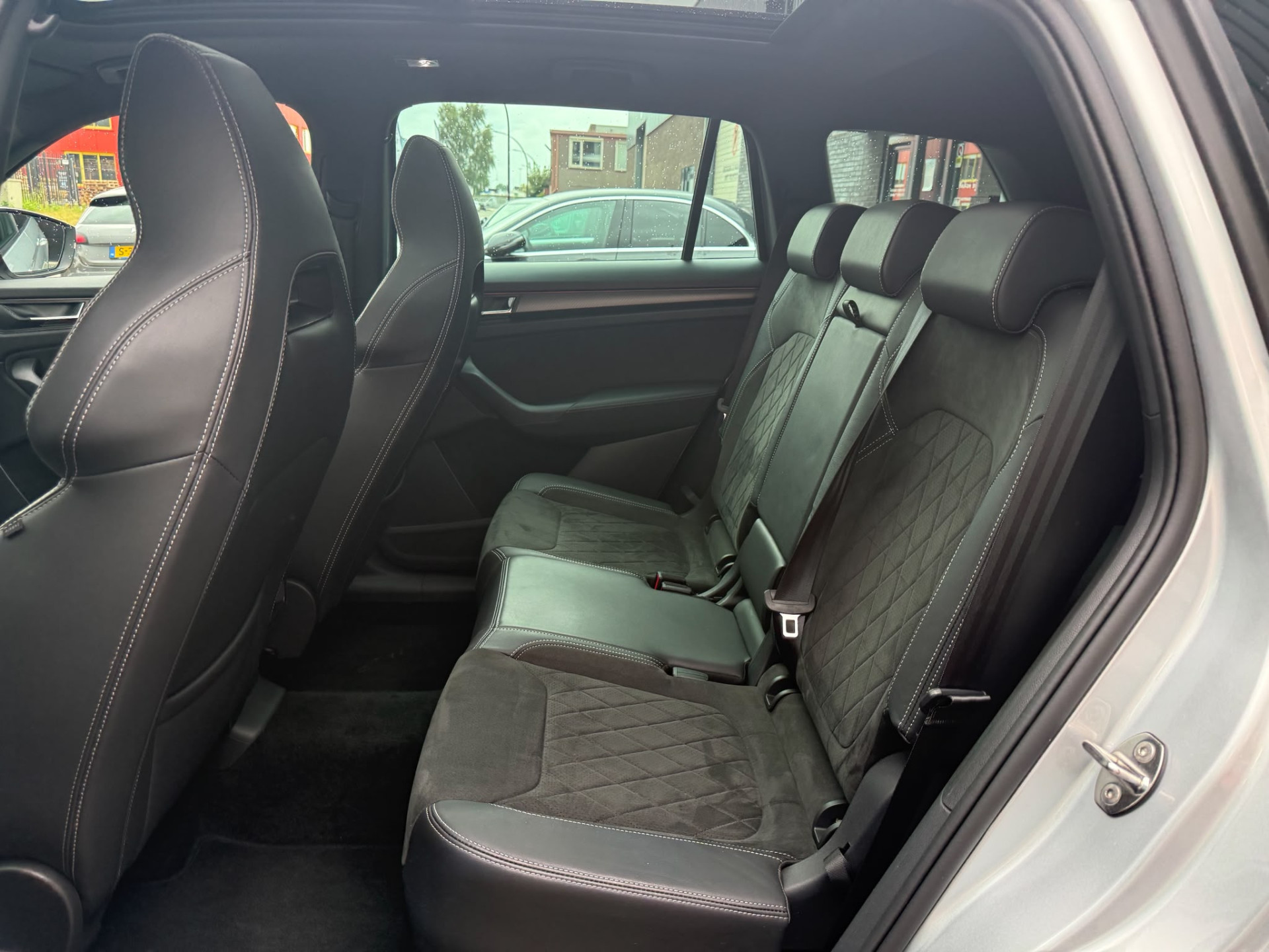 ŠKODA Kodiaq 1.5 TSI Sportline Business | 1E EIGENAAR | 3/6/12 MND GARANTIE | AUTOMAAT | PANO | LED | DAB | MEMORY | CARPLAY | DIGITAAL COCKPIT | TREKHAAK |