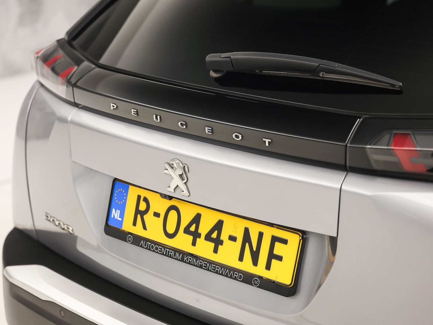 Peugeot 2008 1.2 PureTech Allure Sport Automaat VIRTUAL COCKPIT, APPLE CARPLAY, STOELVERWARMING, LEDER, SPORTSTOELEN, GETINT GLAS, ADAPTIVE CRUISE, NIEUWSTAAT)