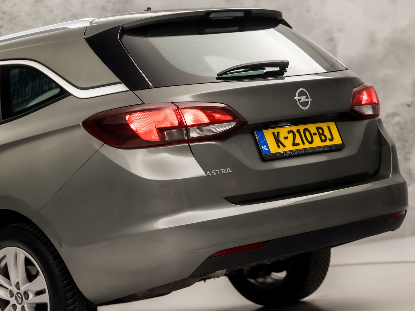 Opel Astra Sports Tourer 1.4 Turbo Innovation Sport 150Pk Automaat (APPLE CARPLAY, NAVIGATIE, CAMERA, STUUR/STOELVERWARMING, SPORTSTOELEN, ADAPTIVE CRUISE, LM VELGEN, NIEUWSTAAT)