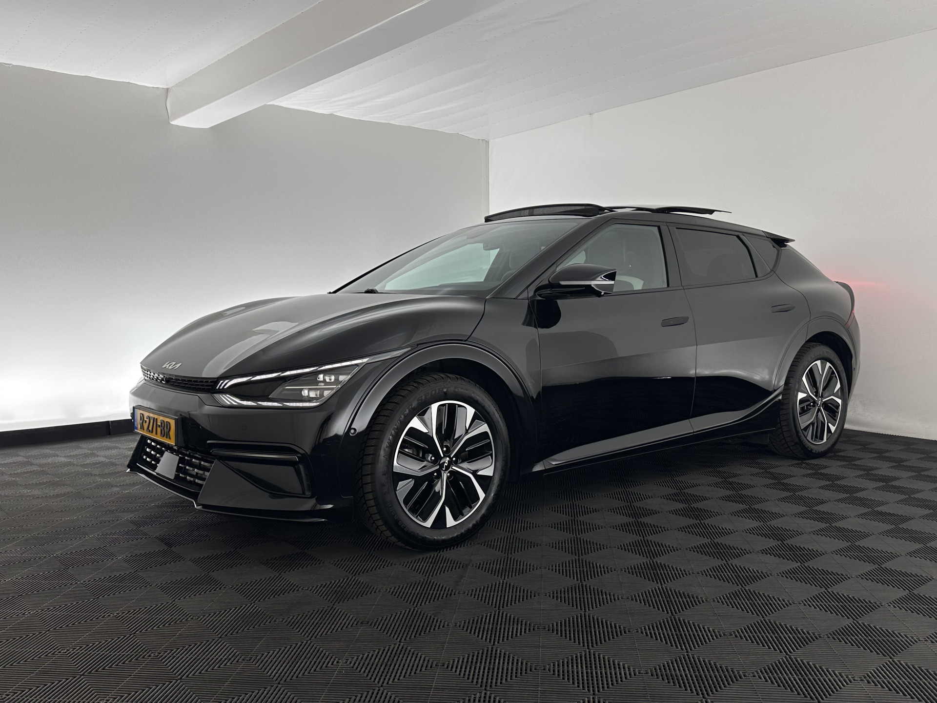 Kia EV6 GT-Line 77.4 kWh [ 3-Fase-11kW ] (SOH-100%) (INCL-BTW) Aut. *HEATPUMP | PANO | HEAD-UP | LEATHER-ALCANTARA | ADAPTIVE-CRUISE | DIGI-COCKPIT | MERIDIAN-AUDIO | MEMORYPACK | FULL-LED | KEYLESS | TOPVIEW | DAB | BLINDSPOT | NAVI-FULLMAP |