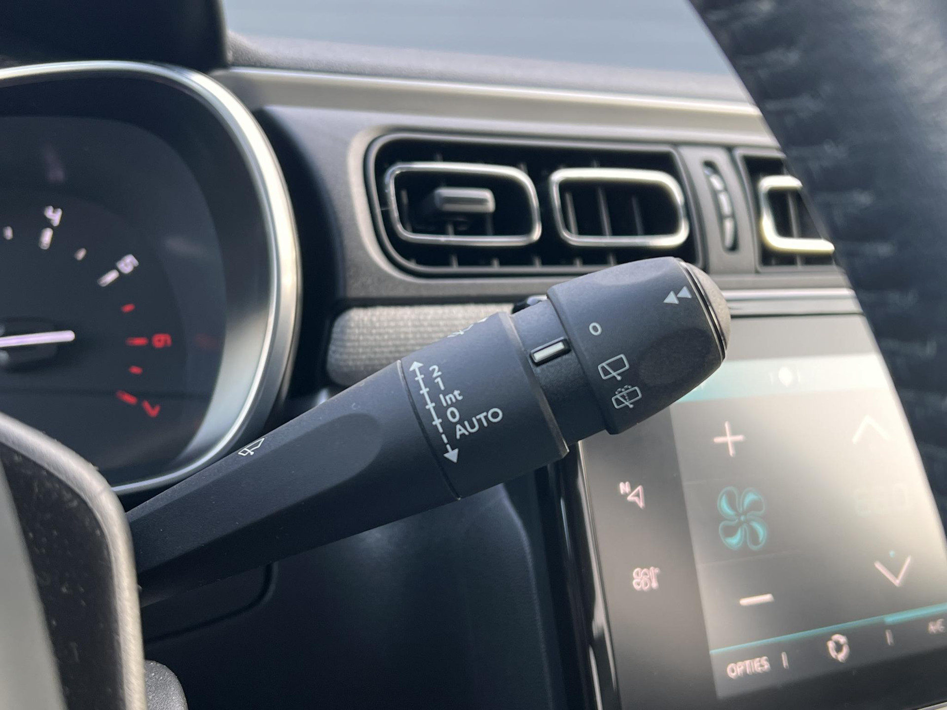 Citroen C3 1.2 PureTech S&S Shine 110pk,D-riem vv in 2023,2e Eigenaar,Camera,Navi,Clima,Cruise,Pdc V+A,APK tot 01-2027