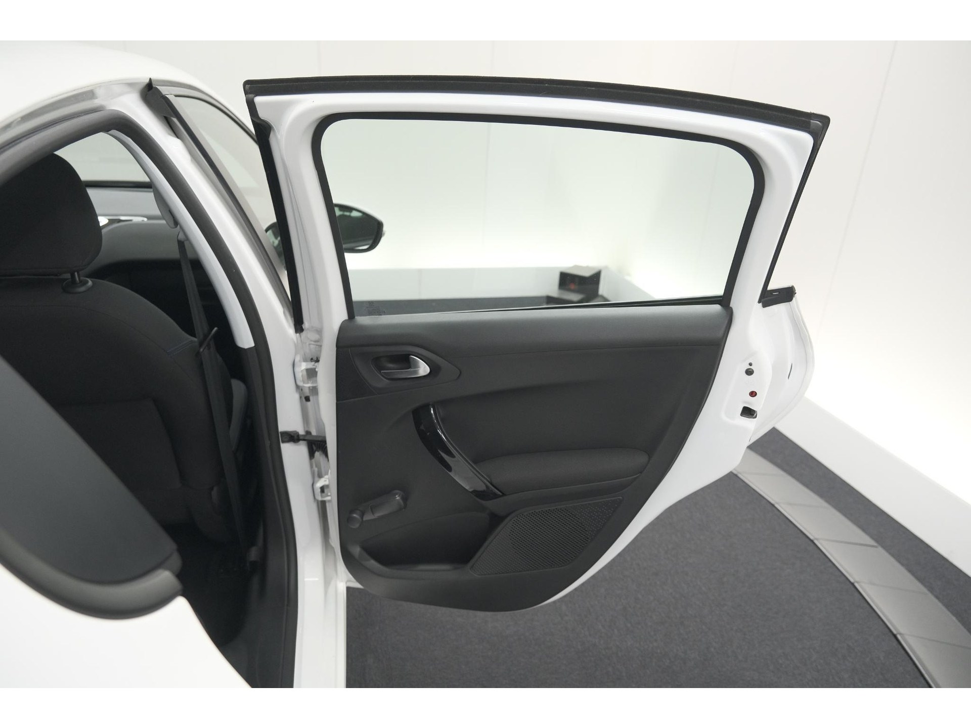 Peugeot 208 PureTech 82 Signature | Parkeersensoren | Apple Carplay | Pack Connect | Armsteun