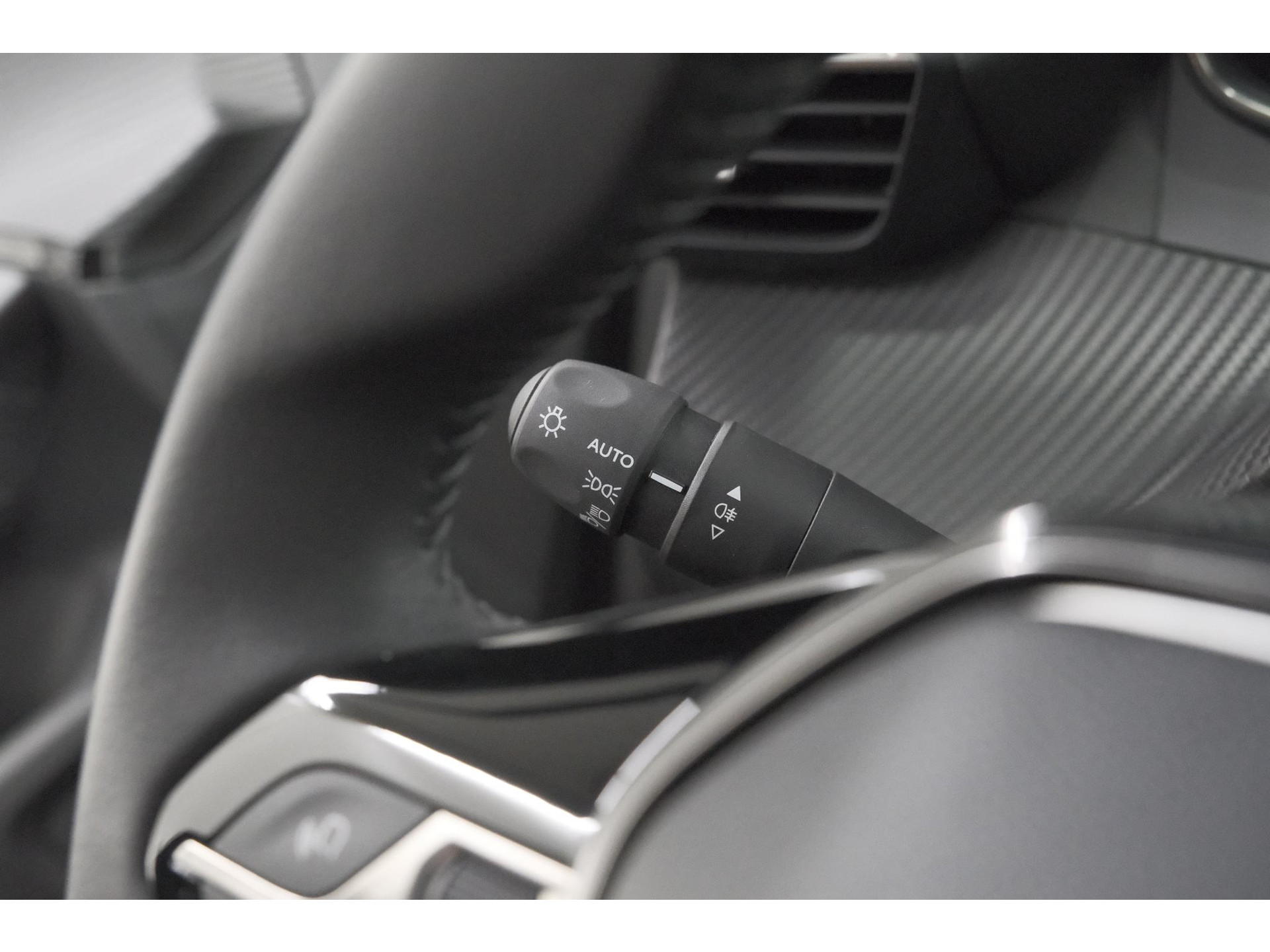 Peugeot e-2008 EV Allure 54 kWh | 97,2% SOH | 11 KW Lader | Apple Carplay | Parkeersensoren