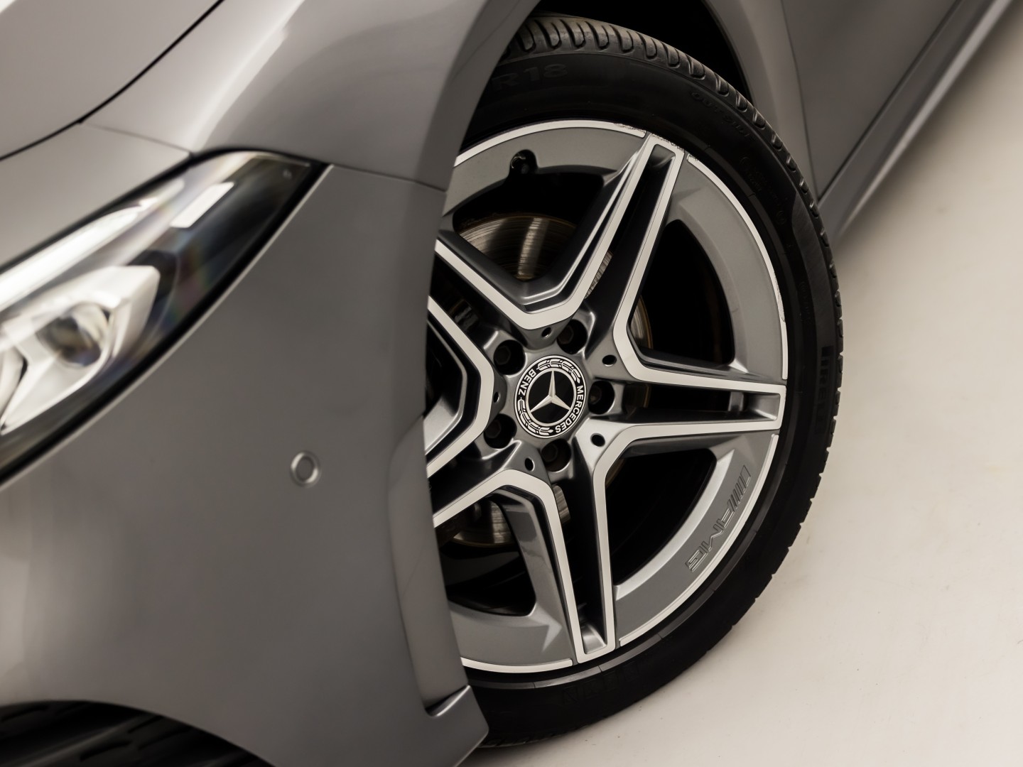 Mercedes-Benz A-Klasse 200 AMG Sport 163Pk Automaat (PANORAMADAK, GROOT NAVI, SFEERVERLICHTING, CAMERA, STOELVERWARMING, SPORTSTOELEN, GETINT GLAS, LEDER/ALCANTARA, NIEUWSTAAT)