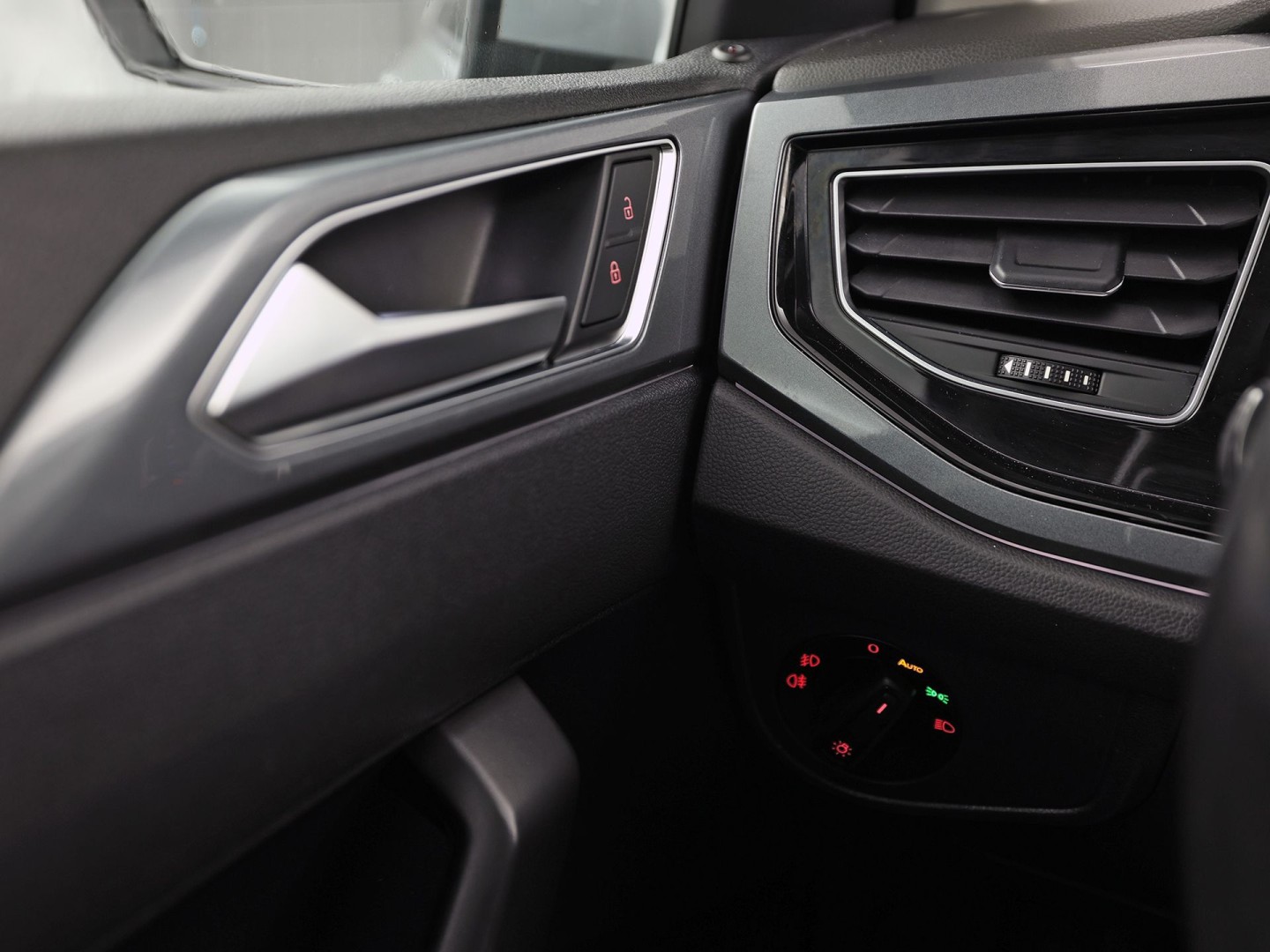 Volkswagen Polo 1.0 TSI Sportline Automaat (VIRTUAL COCKPIT, APPLE CARPLAY, GROOT NAVI, CLIMATE, CAMERA, STOELVERWARMING, SPORTSTOELEN, GETINT GLAS, KEYLESS START, ADAPTIVE CRUISE, NIEUWSTAAT)