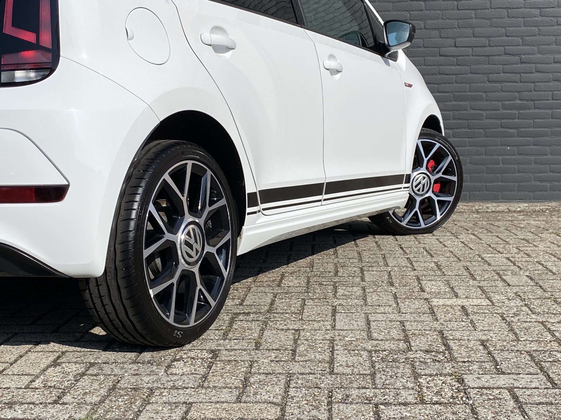 Volkswagen Up! 1.0 TSI GTI 116 pk | 17 inch lichtmetaal | stoelverwarming | climate control | zwart dak-spiegels | NL auto