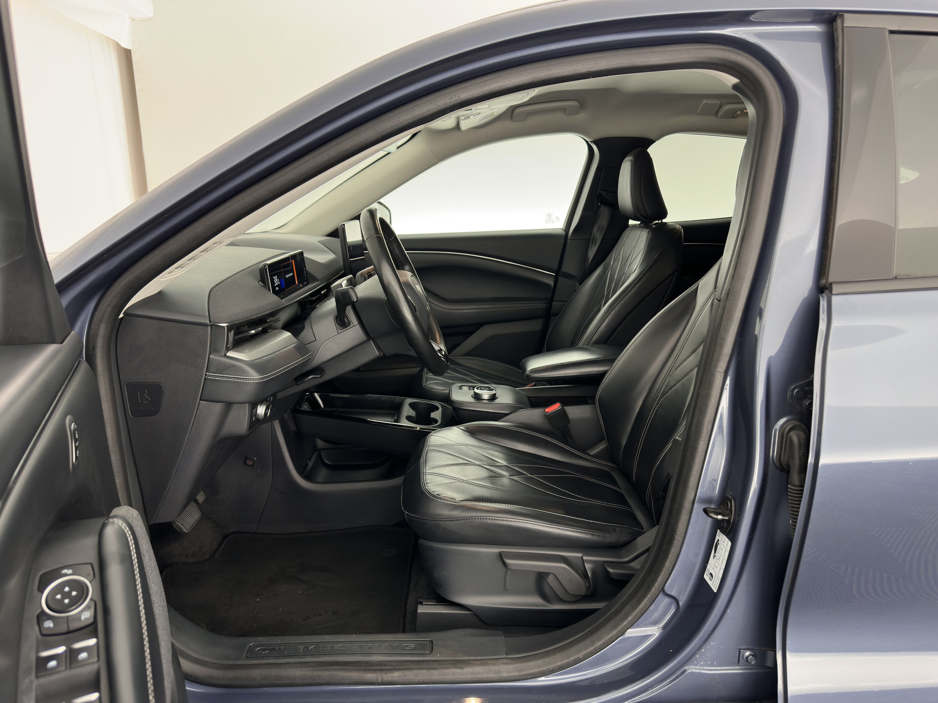 Ford Mustang Mach-E RWD 75 kWh [3-Fase ] {SOH-90%} (INCL-BTW) Aut.*LEATHER | FULL-LED | DAB | DIGI-COCKPIT | KEYLESS | NAVI-FULLMAP | CARPLAY | HEATED-COMFORTSEATS | TOPVIEW |  ADAPTIVE-CRUISE | PRIVACY-GLASS | 18'' ALU*