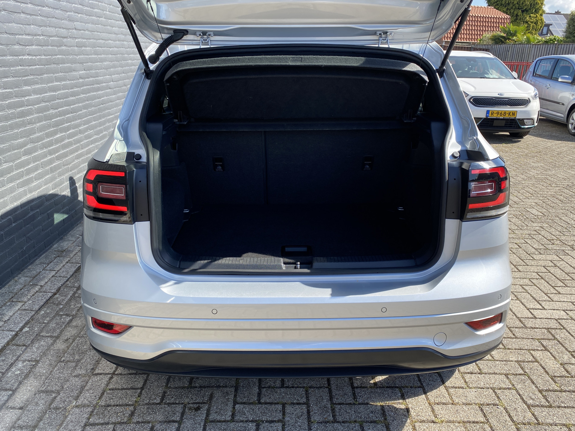 Volkswagen T-Cross 1.0 TSI R Line 116 pk | dealer onderh. | virtual cockpit | navigatie | camera | stoelverwarming | apple carplay | keyless go